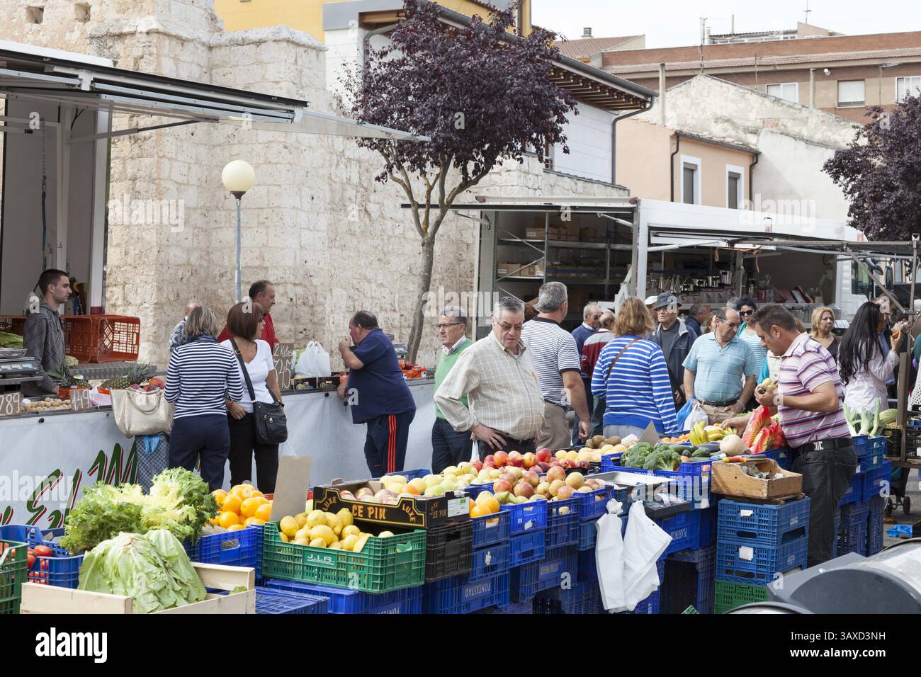 24. September 2015 - PeÃ±Afiel, Kastilien und LeÃ³n/Valladolid, Spanien - PeÃ±afiel, Spanien: Einheimische kaufen im Mercadillo de PeÃ±afiel an der Calle Mercado Viejo. Der Donnerstag ist der typische Markttag in Spanien, der national als Mercadillo del Jueves bekannt ist. (Bild: © Paul Gordon via ZUMA Wire) Stockfoto