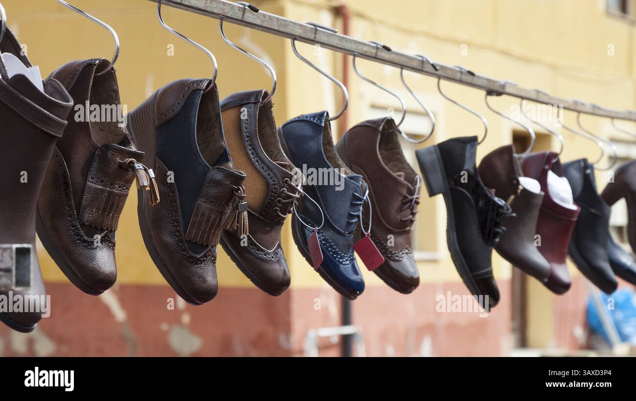 24. September 2015 - PeÃ±Afiel, Kastilien und LeÃ³n/Valladolid, Spanien - PeÃ±afiel, Spanien: Schuhe zum Verkauf im Mercadillo de PeÃ±afiel an der Calle Mercado Viejo. Der Donnerstag ist der typische Markttag in Spanien, der national als Mercadillo del Jueves bekannt ist. (Bild: © Paul Gordon via ZUMA Wire) Stockfoto