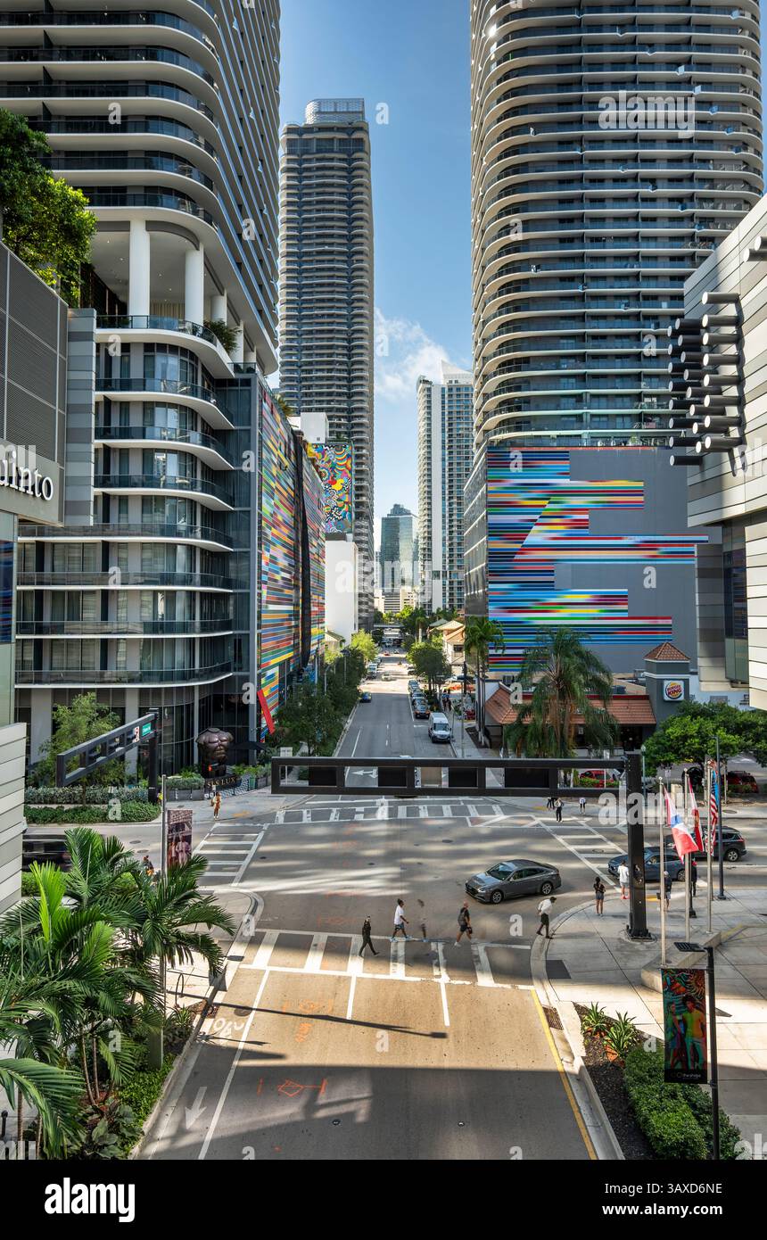 Miami Florida Downtown Luxus Shopping Mall Gegend und Verkehr Stockfoto
