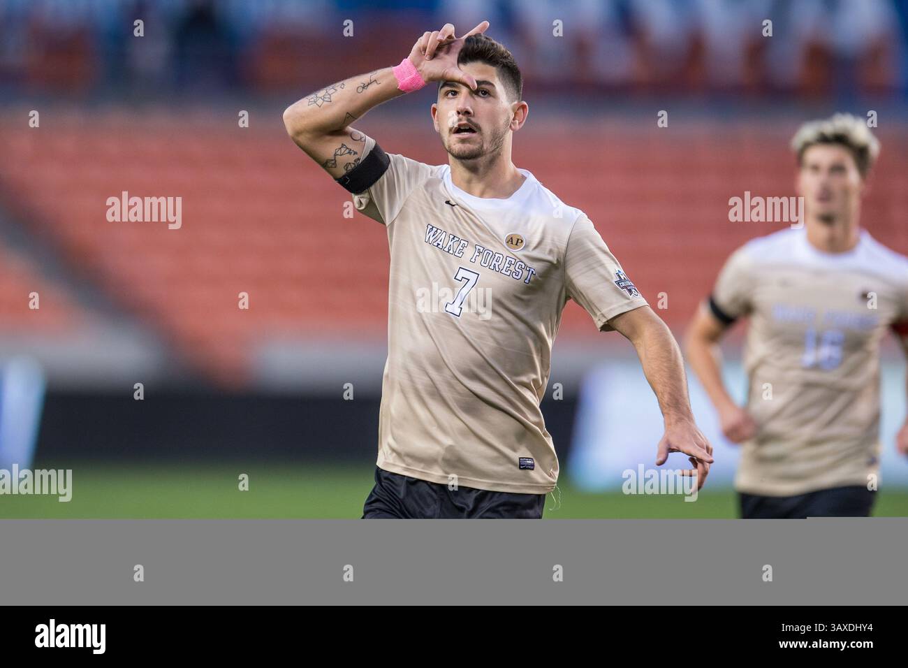 9. Dezember 2016: Wake Forest Forward Jon Bakero (7) feiert sein Tor während der 1. Hälfte eines NCAA-Halbfinales zwischen den Wake Forest Demon Deacons und den Denver Pioneers im BBVA Compass Stadium in Houston, Texas. ..Trask Smith/CSM(Credit Image: &Copy; Trask Smith/CSM via ZUMA Wire) Stockfoto