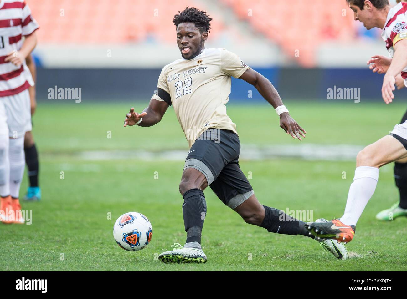 11. Dezember 2016: Wake Forest Mittelfeldspielerin EMA Twumasi (22) kontrolliert den Ball während der 1. Hälfte des NCAA Männer Fußball Championship Spiels zwischen den Wake Forest Demon Deacons und dem Stanford Cardinal im BBVA Compass Stadium in Houston, Texas. ..Trask Smith/CSM(Credit Image: &Copy; Trask Smith/CSM via ZUMA Wire) Stockfoto