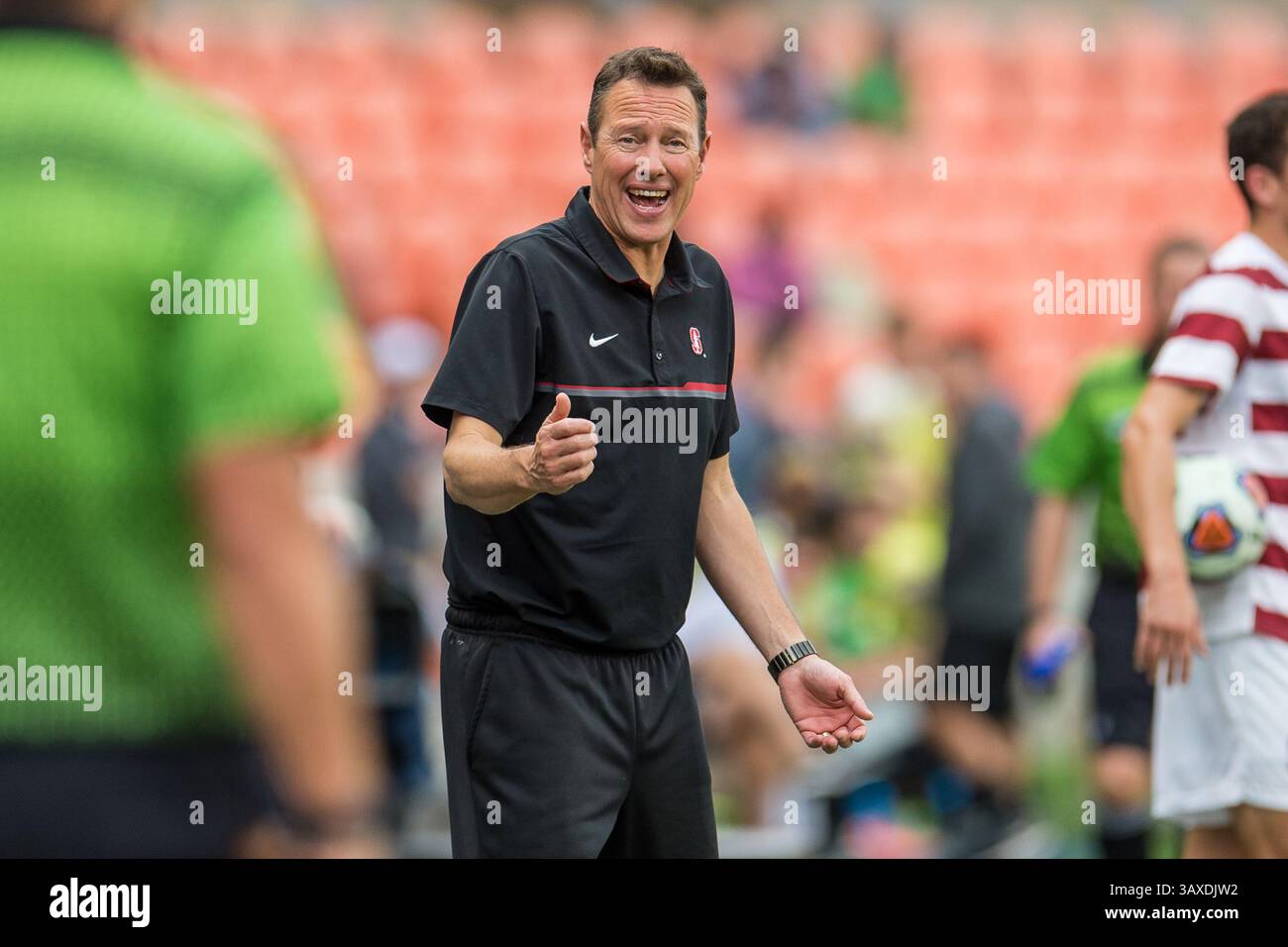 11. Dezember 2016: Stanford-Cheftrainer Jeremy Gunn spricht mit einem Beamten während der 1. Hälfte der NCAA-Meisterschaft zwischen den Wake Forest Demon Deacons und dem Stanford Cardinal im BBVA Compass Stadium in Houston, Texas. ..Trask Smith/CSM(Credit Image: &Copy; Trask Smith/CSM via ZUMA Wire) Stockfoto