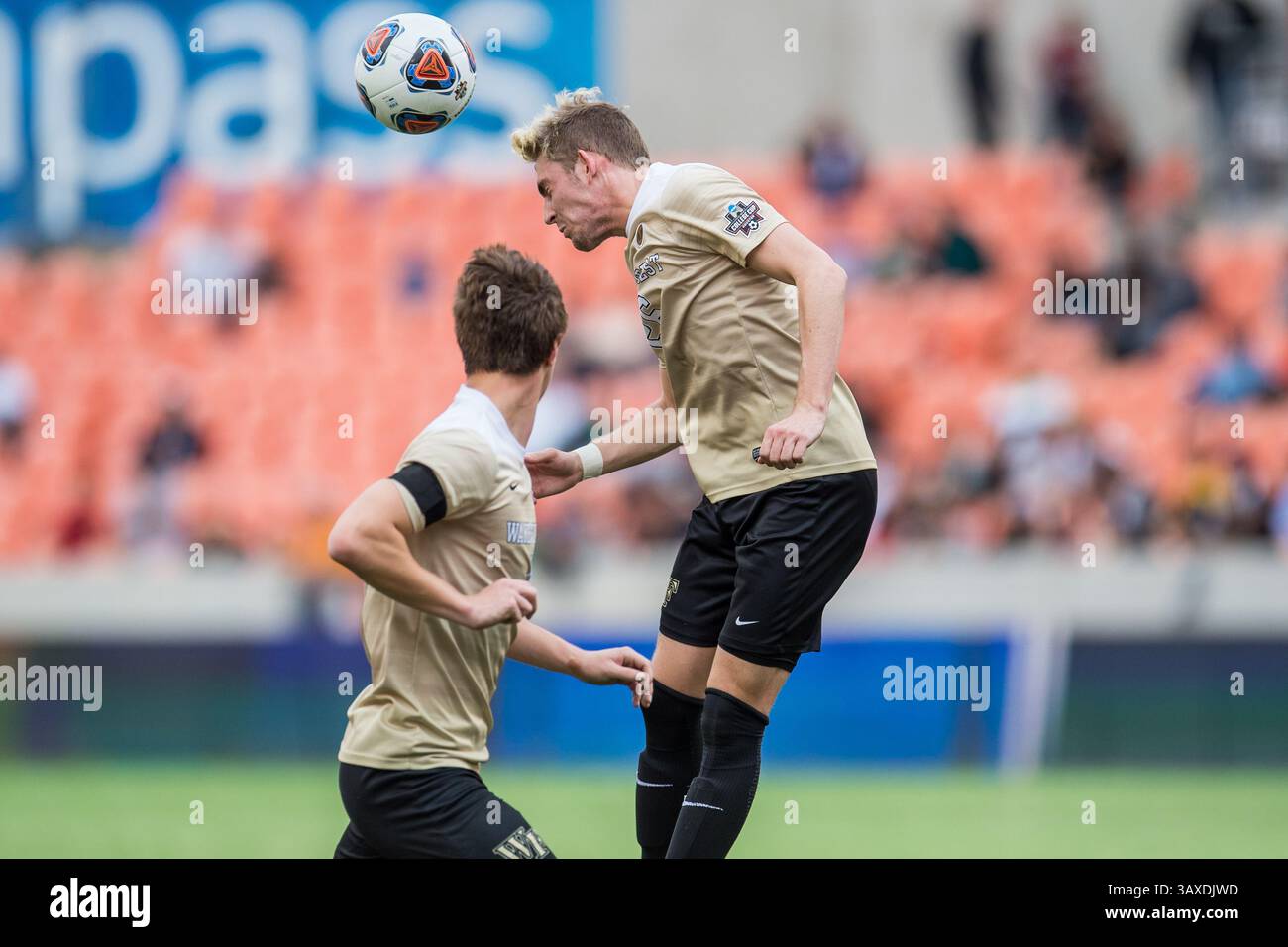 11. Dezember 2016: Sam Raben (26), der Wake Forest Defender, führt den Ball während der 1. Hälfte der NCAA Männer's Soccer Championship zwischen den Wake Forest Demon Deacons und dem Stanford Cardinal im BBVA Compass Stadium in Houston, Texas. ..Trask Smith/CSM(Credit Image: &Copy; Trask Smith/CSM via ZUMA Wire) Stockfoto