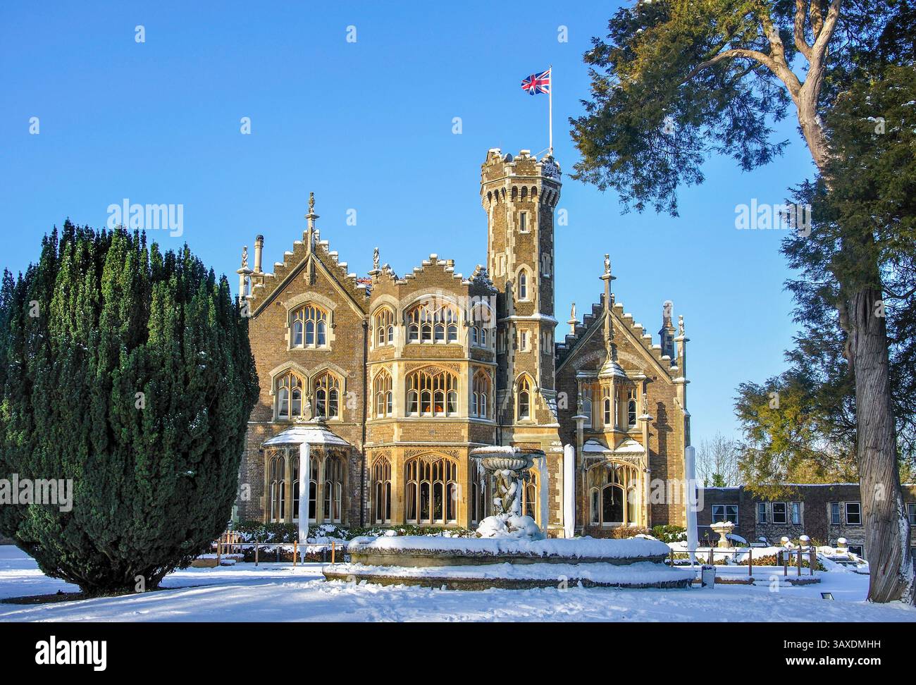 Blick auf gefrorenen Brunnen und Gärten im Winterschnee, Oakley Court Hotel, Windsor, Berkshire, England, Vereinigtes Königreich Stockfoto