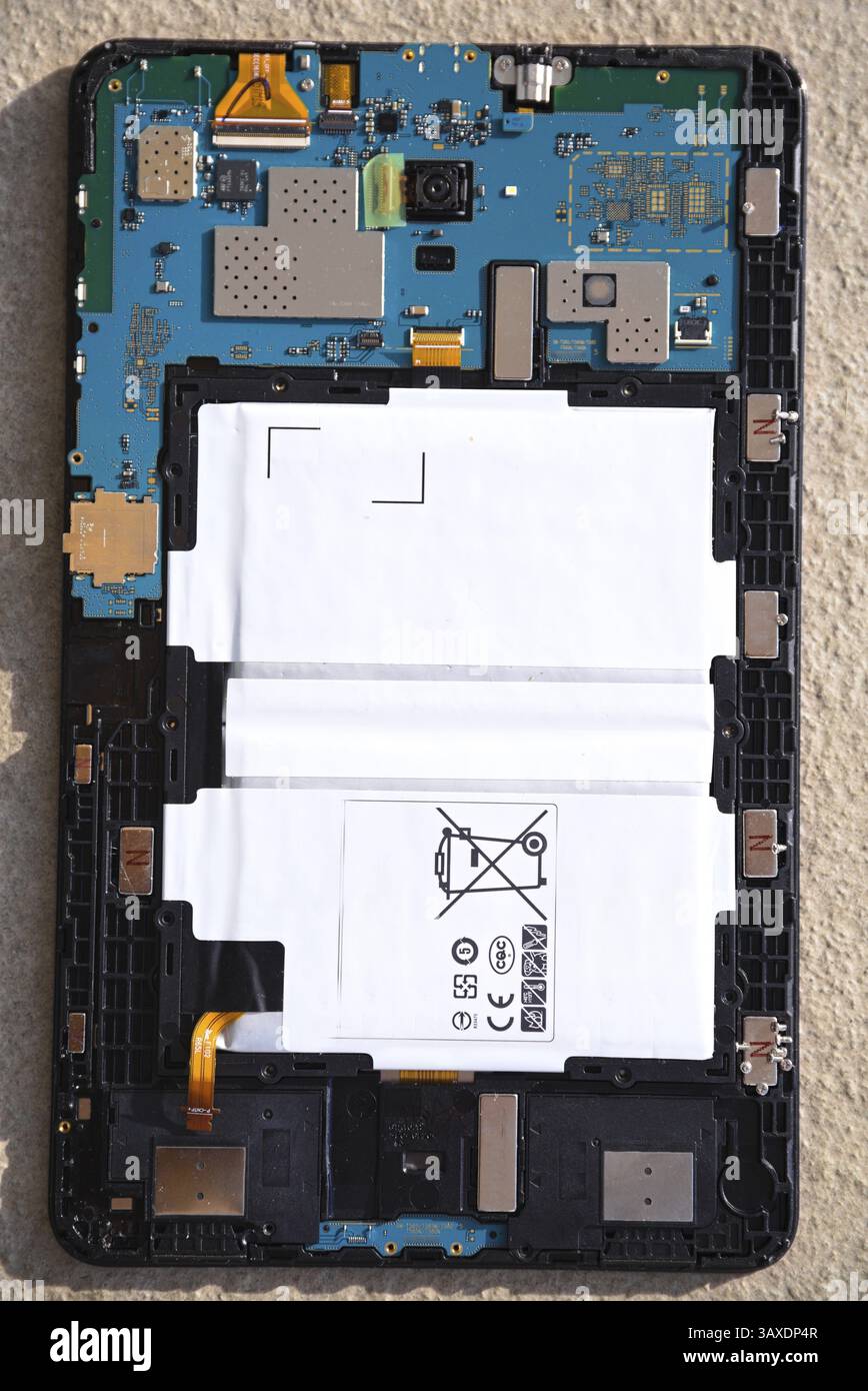 Lötverbindungen, Mikrochips und elektronische Teile einer kaputten Tablette - Nahaufnahme Stockfoto