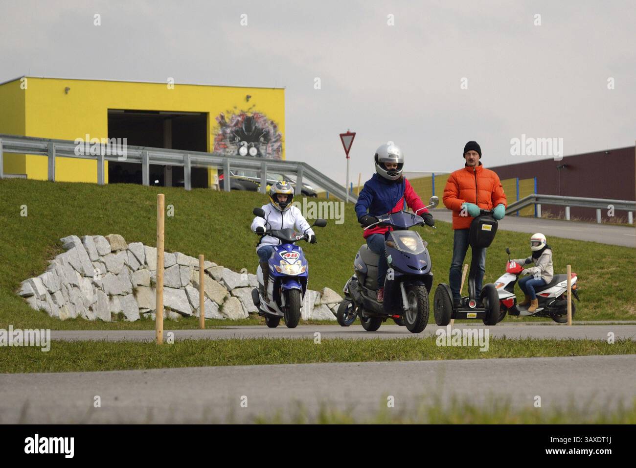 Mopedfahrer üben eine Achter-Reitfigur Stockfoto