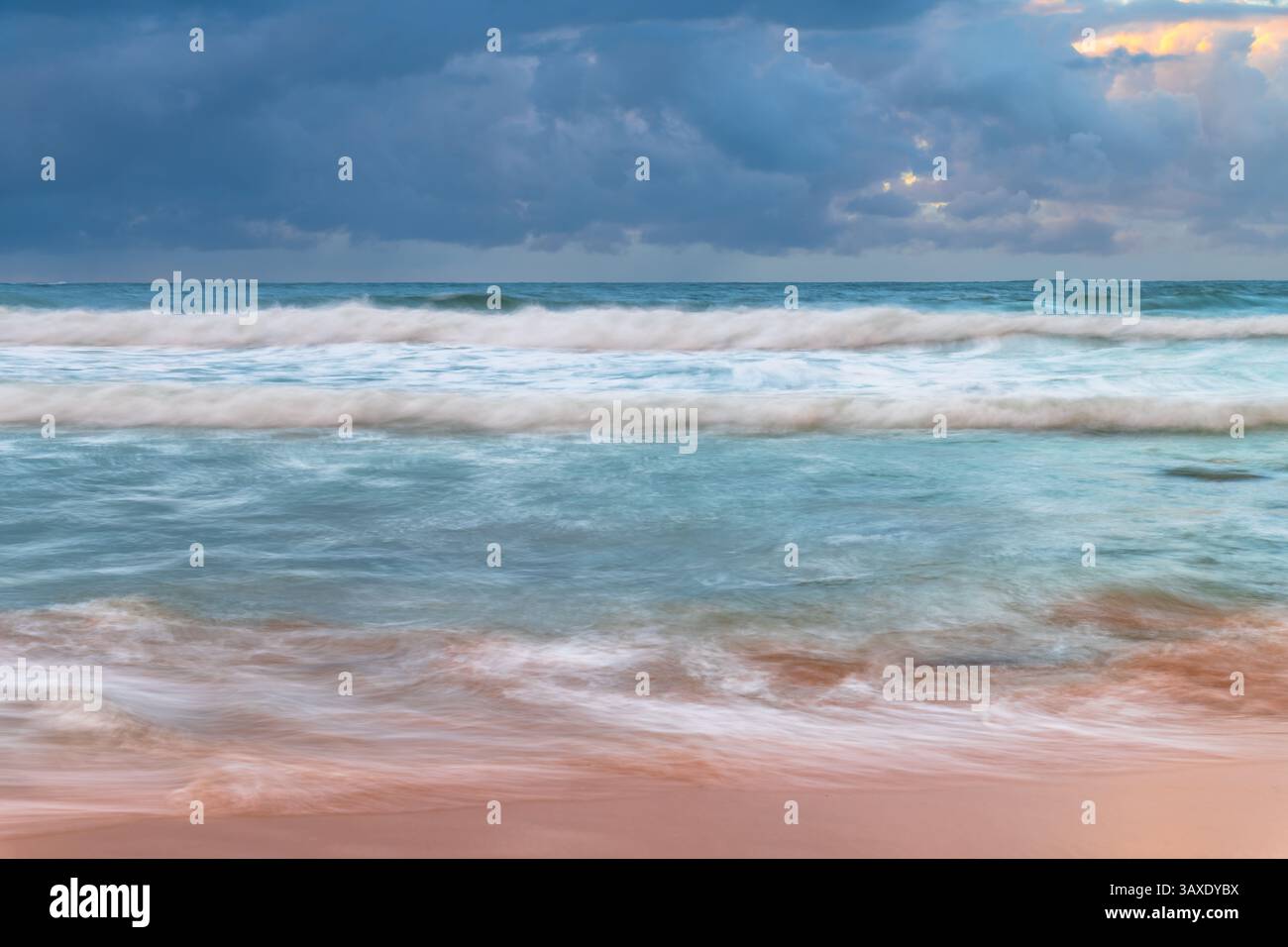 Moody Sunrise Seascape am Killcare Beach an der Central Coast von NSW, Australien. Stockfoto