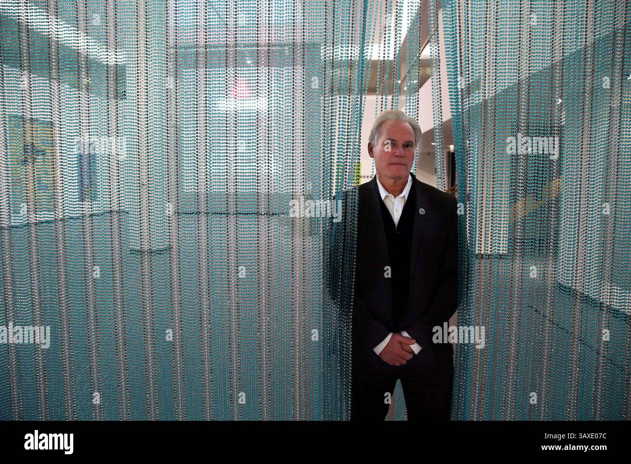 Dezember 2016 – Chicago, IL, USA – Jonathan Katz, Kurator der Ausstellung „Art AIDS America“ in Chicago in der Alphawood Gallery in Halsted Street und Fullerton Avenue in Chicago, Illinois. Die Ausstellung untersucht, wie die AIDS-Krise die amerikanische Kunst verändert hat. (Credit Image: © Terrence Antonio James/TNS via ZUMA Wire) Stockfoto