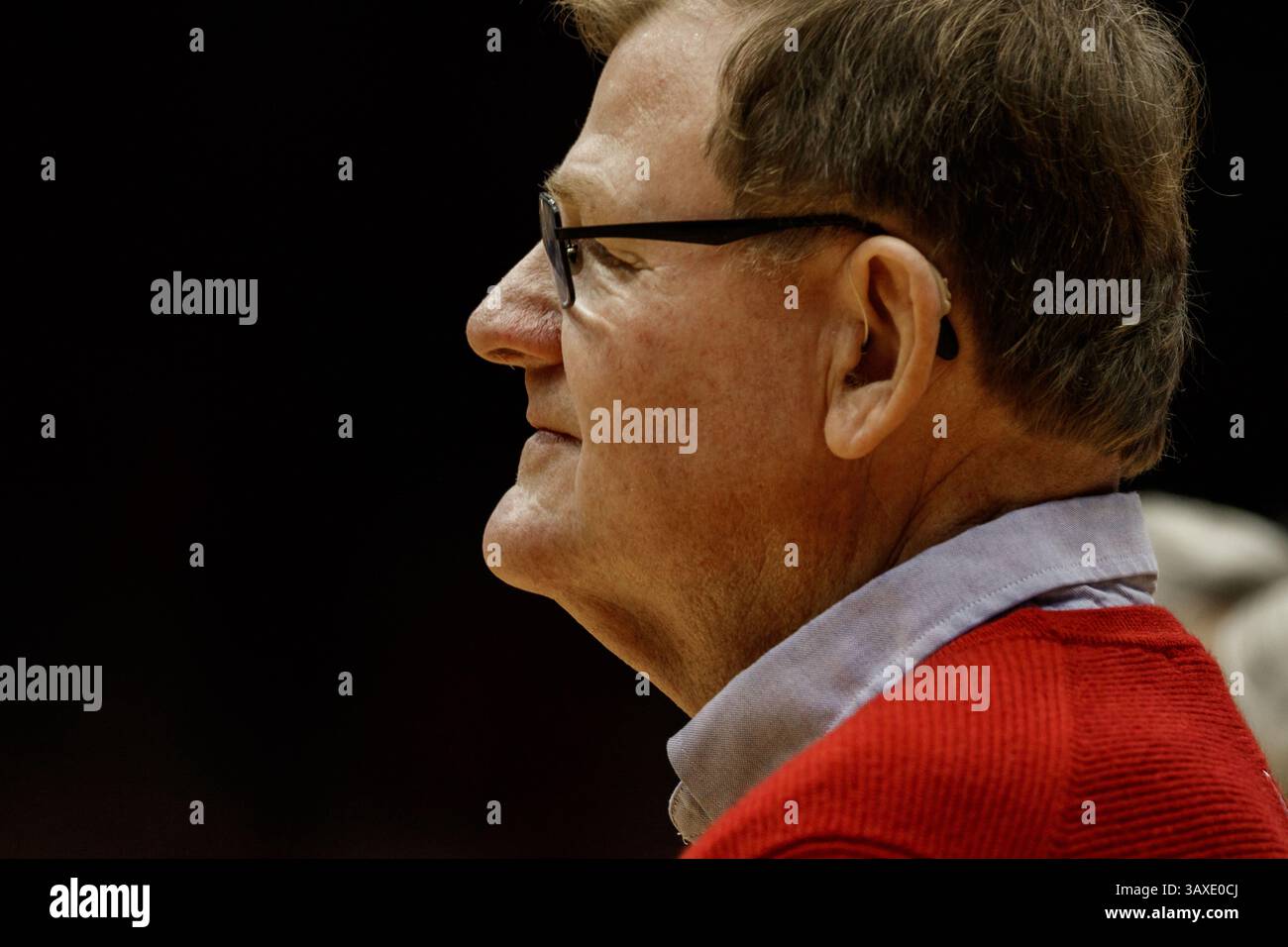 10. Dezember 2016: Mike Tucker, Cheftrainer von Dayton Flyer, wurde für seinen Ruhestand während des NCAA-Basketballspiels zwischen den East Tennessee State Buccaneers und den Dayton Flyers in der University of Dayton Arena in Dayton, OH geehrt. Dayton gewann 75:61. Foto von Adam Lacy/Cal Sport Media (Kreditbild: &Copy; Adam Lacy/CSM via ZUMA Wire) Stockfoto