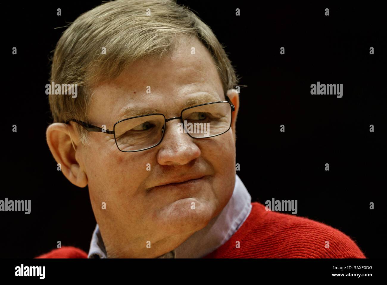 10. Dezember 2016: Mike Tucker, Cheftrainer von Dayton Flyer, wurde für seinen Ruhestand während des NCAA-Basketballspiels zwischen den East Tennessee State Buccaneers und den Dayton Flyers in der University of Dayton Arena in Dayton, OH geehrt. Dayton gewann 75:61. Foto von Adam Lacy/Cal Sport Media (Kreditbild: &Copy; Adam Lacy/CSM via ZUMA Wire) Stockfoto