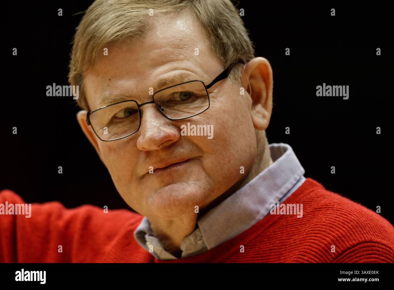 10. Dezember 2016: Mike Tucker, Cheftrainer von Dayton Flyer, wurde für seinen Ruhestand während des NCAA-Basketballspiels zwischen den East Tennessee State Buccaneers und den Dayton Flyers in der University of Dayton Arena in Dayton, OH geehrt. Dayton gewann 75:61. Foto von Adam Lacy/Cal Sport Media (Kreditbild: &Copy; Adam Lacy/CSM via ZUMA Wire) Stockfoto