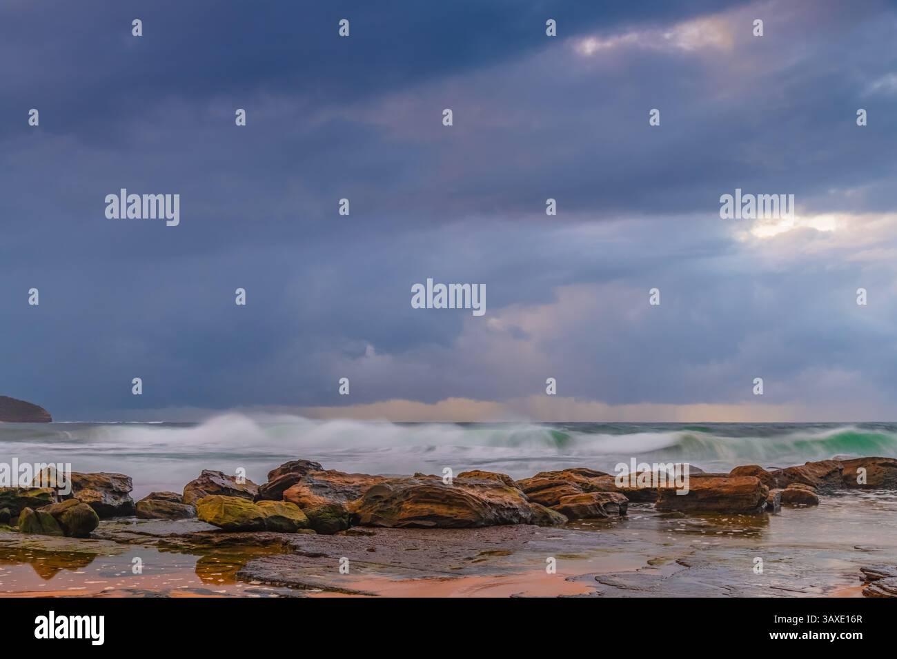 Moody Sunrise Seascape am Killcare Beach an der Central Coast von NSW, Australien. Stockfoto