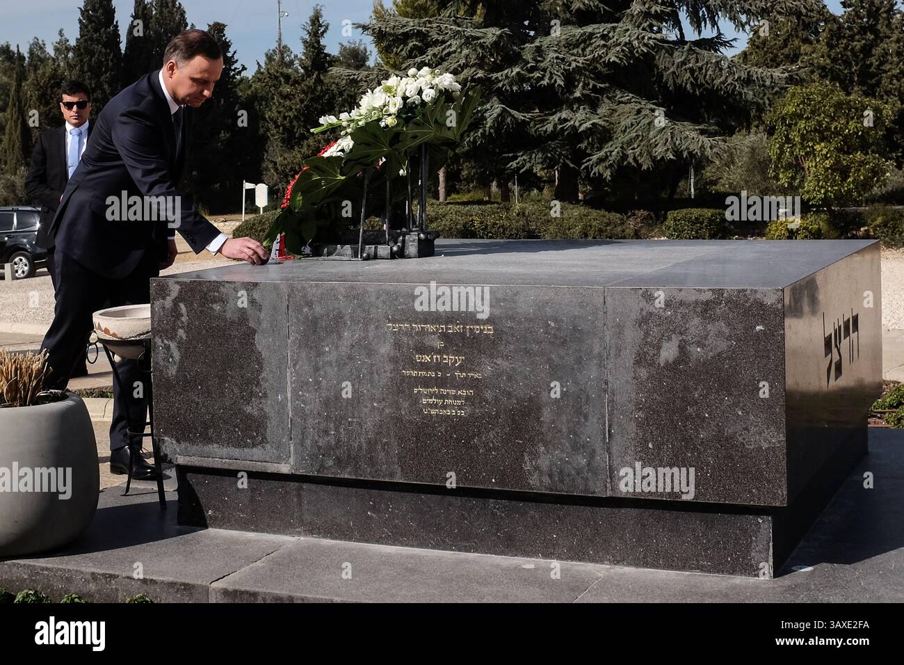 17. Januar 2017 - Jerusalem, Israel - der polnische Präsident ANDRZEJ DUDA legt bei einem offiziellen viertägigen Besuch in Israel einen Stein auf die Grabstätte von Theodor Herzl, dem „Visionär des Staates Israel“, auf dem Berg Herzl. (Bild: © Nir Alon via ZUMA Wire) Stockfoto