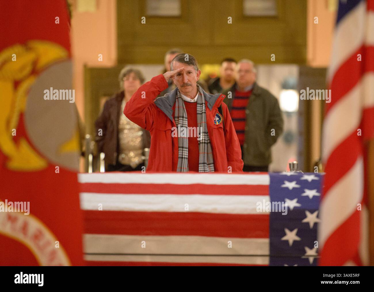 16. Dezember 2016 – Columbus, Ohio, Vereinigte Staaten – Mitglieder der Öffentlichkeit erweisen dem Astronauten und ehemaligen Senator John Glenn ihre Anerkennung in der Ruhe im Ohio Statehouse am 16. Dezember 2016 in Columbus, Ohio. Der ehemalige Marine-Pilot, Senator und erste Mann, der die Erde umkreist, starb letzte Woche im Alter von 95 Jahren. (Kreditbild: © Bill Ingalls/NASA via ZUMA Wire) Stockfoto