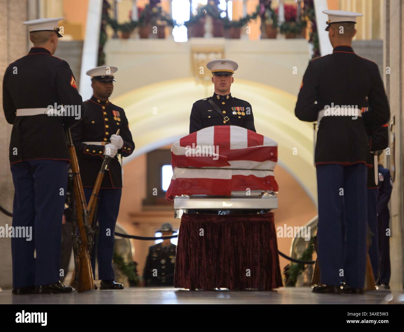 16. Dezember 2016: Columbus, Ohio, Vereinigte Staaten – die US-Marines stehen am 16. Dezember 2016 in Columbus, Ohio, in der Schatulle des Astronauten und ehemaligen Senators John Glenn. Der ehemalige Marine-Pilot, Senator und erste Mann, der die Erde umkreist, starb letzte Woche im Alter von 95 Jahren. (Kreditbild: © Bill Ingalls/NASA via ZUMA Wire) Stockfoto