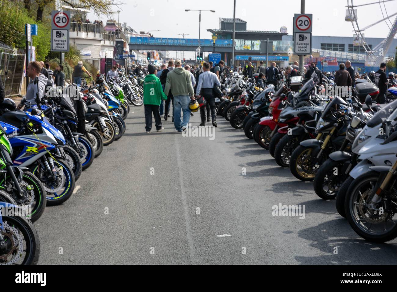 Southend Essex 21. April 2025 Southend Shakedown ist ein legendäres Motorradevent am Meer, das Tausende von Motorradfahrern und -Enthusiasten an die Küste von Southend bringt. Quelle: Ian Davidson/Alamy Live News Stockfoto