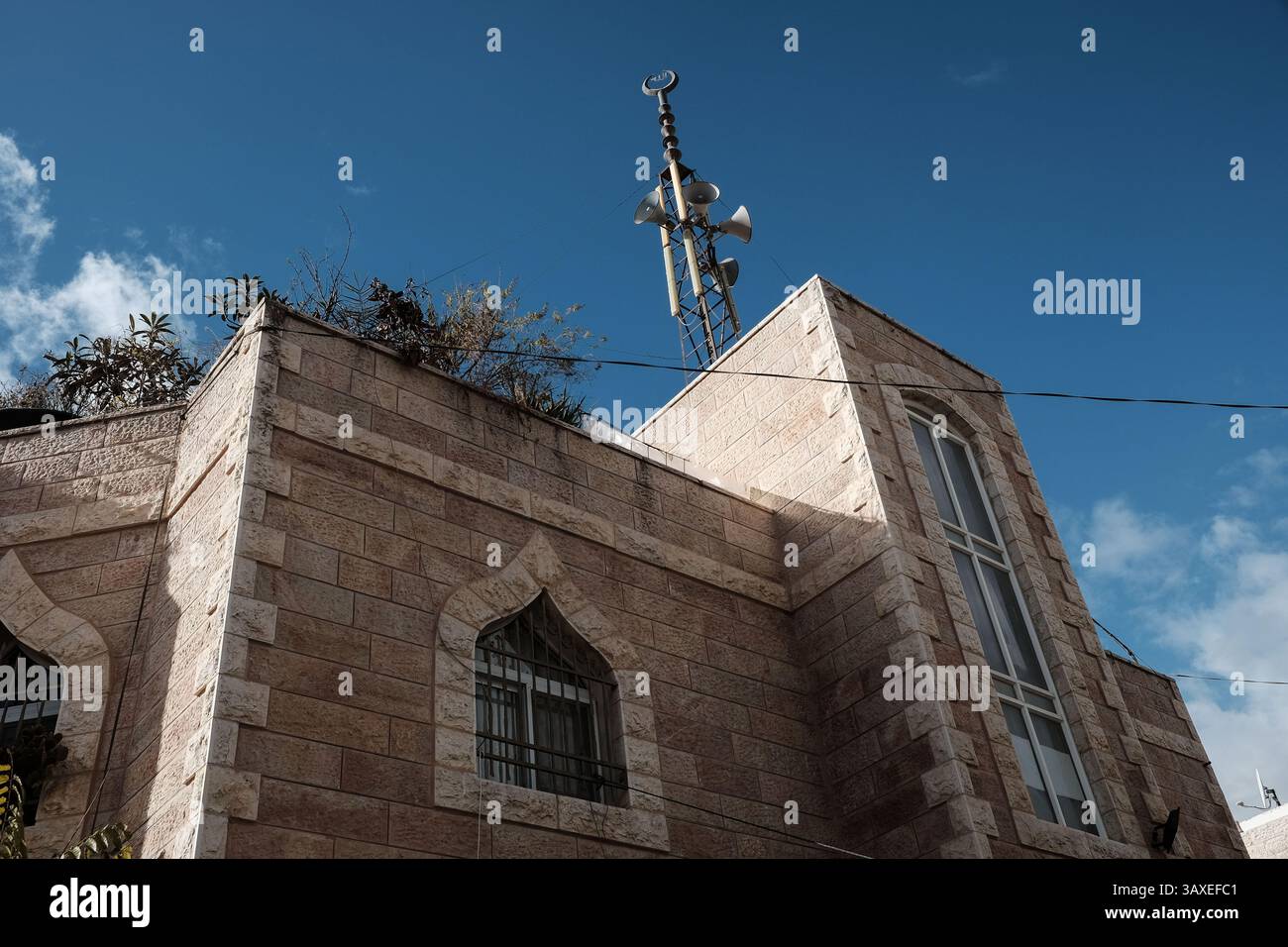 30. November 2016 – Jerusalem, Israel – Lautsprecher sind auf einem Dachmast auf einer von fünf Moscheen im Dorf Bet Safafa installiert, das sich in benachbarten jüdischen Gemeinden befindet. Die israelische Regierung schlug eine Gesetzgebung vor, die religiöse Einrichtungen von der Verwendung von Außenlautsprechern, den sogenannten Muazzin Bill, verbieten sollte, wie in dem fünfmal täglich stattfindenden muslimischen Gebetsaufruf. Das Gesetz, das als Bedrohung für die muslimischen Gemeinschaften und als Schritt der israelischen Regierung zur Schließung von Moscheen bezeichnet wird, soll zur Vorababstimmung vorgelegt werden. (Bild: © Nir Alon via ZUMA Wire) Stockfoto