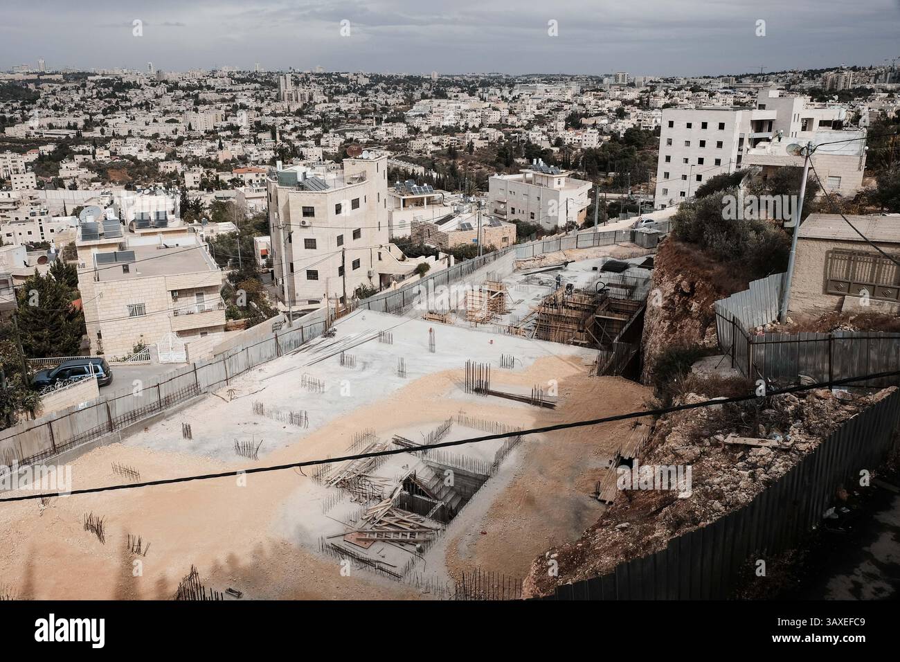 30. November 2016 – Jerusalem, Israel – das Dorf Bet Safafa ist eingebettet in benachbarte jüdische Gemeinden. Die israelische Regierung schlug eine Gesetzgebung vor, die religiöse Einrichtungen von der Verwendung von Außenlautsprechern, den sogenannten Muazzin Bill, verbieten sollte, wie in dem fünfmal täglich stattfindenden muslimischen Gebetsaufruf. Das Gesetz, das als Bedrohung für die muslimischen Gemeinschaften und als Schritt der israelischen Regierung zur Schließung von Moscheen bezeichnet wird, soll zur Vorababstimmung vorgelegt werden. (Bild: © Nir Alon via ZUMA Wire) Stockfoto