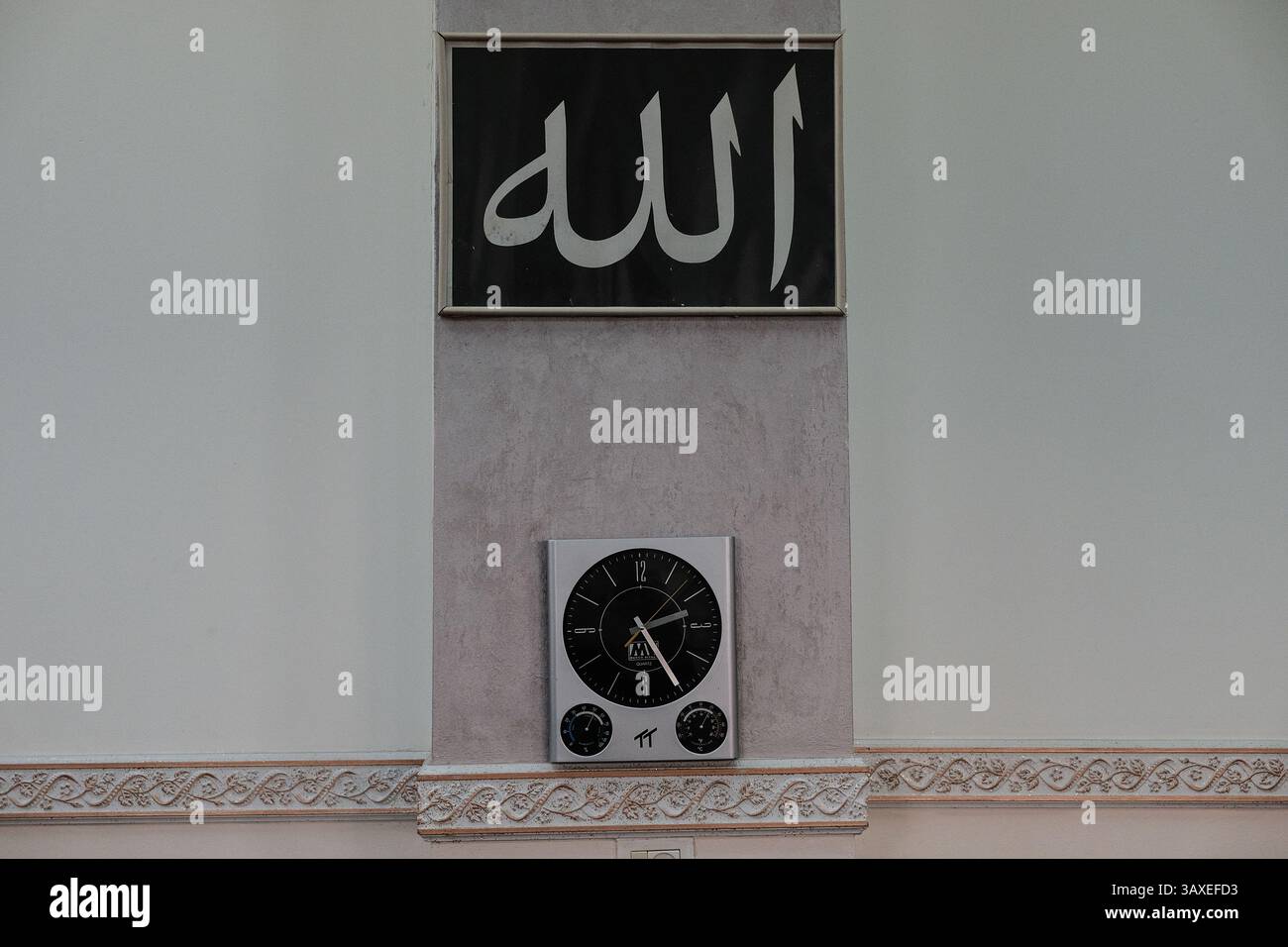 30. November 2016 – Jerusalem, Israel – ein Innenblick der Al-Rahman-Moschee im Dorf Bet Safafa. Die israelische Regierung schlug eine Gesetzgebung vor, die religiöse Einrichtungen von der Verwendung von Außenlautsprechern, den sogenannten Muazzin Bill, verbieten sollte, wie in dem fünfmal täglich stattfindenden muslimischen Gebetsaufruf. Das Gesetz, das als Bedrohung für die muslimischen Gemeinschaften und als Schritt der israelischen Regierung zur Schließung von Moscheen bezeichnet wird, soll zur Vorababstimmung vorgelegt werden. (Bild: © Nir Alon via ZUMA Wire) Stockfoto