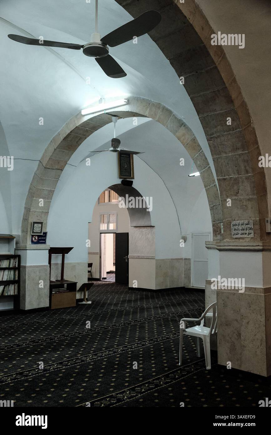 30. November 2016 – Jerusalem, Israel – ein Innenblick der Al-Rahman-Moschee im Dorf Bet Safafa. Die israelische Regierung schlug eine Gesetzgebung vor, die religiöse Einrichtungen von der Verwendung von Außenlautsprechern, den sogenannten Muazzin Bill, verbieten sollte, wie in dem fünfmal täglich stattfindenden muslimischen Gebetsaufruf. Das Gesetz, das als Bedrohung für die muslimischen Gemeinschaften und als Schritt der israelischen Regierung zur Schließung von Moscheen bezeichnet wird, soll zur Vorababstimmung vorgelegt werden. (Bild: © Nir Alon via ZUMA Wire) Stockfoto