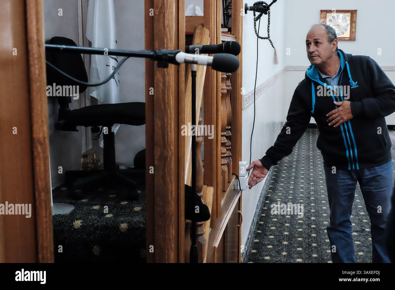 30. November 2016 – Jerusalem, Israel – TAWFIK ELAYAN, Muazzin von der Al-Rahman Moschee im Dorf Bet Safafa, führt den „ElAzzan“, den Aufruf zum Gebet, durch ein Tonverstärkungssystem aus. Die israelische Regierung schlug eine Gesetzgebung vor, die religiöse Einrichtungen von der Verwendung von Außenlautsprechern, den sogenannten Muazzin Bill, verbieten sollte, wie in dem fünfmal täglich stattfindenden muslimischen Gebetsaufruf. Das Gesetz, das als Bedrohung für die muslimischen Gemeinschaften und als Schritt der israelischen Regierung zur Schließung von Moscheen bezeichnet wird, soll zur Vorababstimmung vorgelegt werden. (Bild: © Nir Alon via ZUMA Wire) Stockfoto