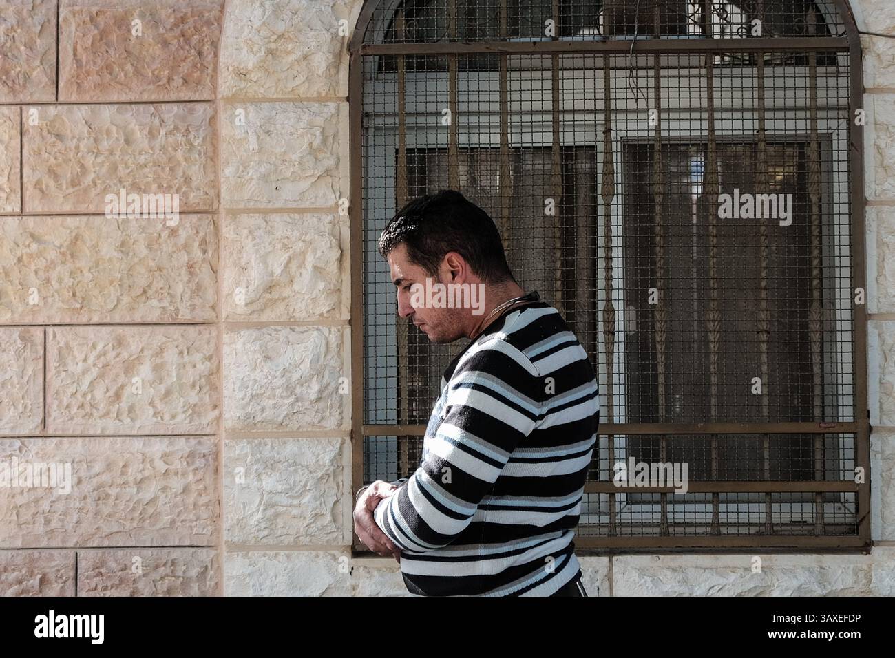 30. November 2016: Jerusalem, Israel: Ein muslimischer Mann betet vor einer von fünf Moscheen im Dorf Bet Safafa. Die israelische Regierung schlug eine Gesetzgebung vor, die religiöse Einrichtungen von der Verwendung von Außenlautsprechern, den sogenannten Muazzin Bill, verbieten sollte, wie in dem fünfmal täglich stattfindenden muslimischen Gebetsaufruf. Das Gesetz, das als Bedrohung für die muslimischen Gemeinschaften und als Schritt der israelischen Regierung zur Schließung von Moscheen bezeichnet wird, soll zur Vorababstimmung vorgelegt werden. (Bild: © Nir Alon via ZUMA Wire) Stockfoto