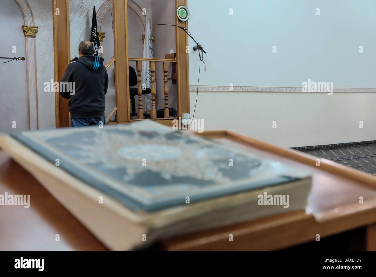 30. November 2016 – Jerusalem, Israel – TAWFIK ELAYAN, Muazzin von der Al-Rahman Moschee im Dorf Bet Safafa, führt den „ElAzzan“, den Aufruf zum Gebet, durch ein Tonverstärkungssystem aus. Die israelische Regierung schlug eine Gesetzgebung vor, die religiöse Einrichtungen von der Verwendung von Außenlautsprechern, den sogenannten Muazzin Bill, verbieten sollte, wie in dem fünfmal täglich stattfindenden muslimischen Gebetsaufruf. Das Gesetz, das als Bedrohung für die muslimischen Gemeinschaften und als Schritt der israelischen Regierung zur Schließung von Moscheen bezeichnet wird, soll zur Vorababstimmung vorgelegt werden. (Bild: © Nir Alon via ZUMA Wire) Stockfoto