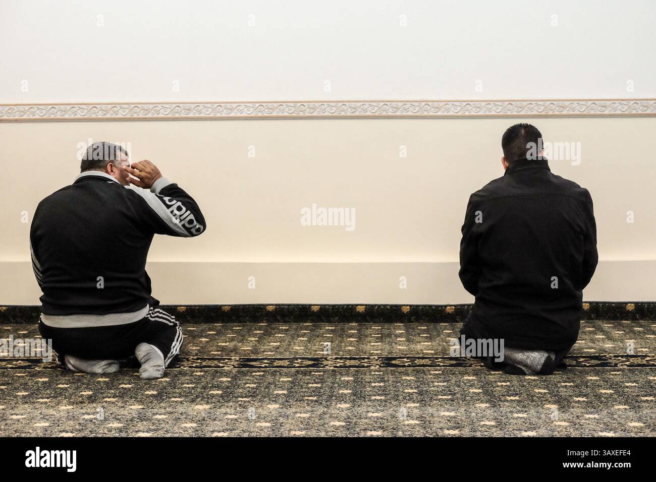 30. November 2016 – Jerusalem, Israel – muslimische Männer beten in der Al-Rahman-Moschee im Dorf Bet Safafa. Die israelische Regierung schlug eine Gesetzgebung vor, die religiöse Einrichtungen von der Verwendung von Außenlautsprechern, den sogenannten Muazzin Bill, verbieten sollte, wie in dem fünfmal täglich stattfindenden muslimischen Gebetsaufruf. Das Gesetz, das als Bedrohung für die muslimischen Gemeinschaften und als Schritt der israelischen Regierung zur Schließung von Moscheen bezeichnet wird, soll zur Vorababstimmung vorgelegt werden. (Bild: © Nir Alon via ZUMA Wire) Stockfoto