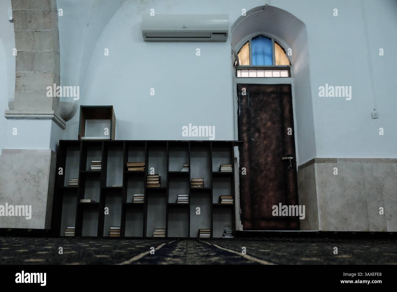 30. November 2016 – Jerusalem, Israel – ein Innenblick der Al-Rahman-Moschee im Dorf Bet Safafa. Die israelische Regierung schlug eine Gesetzgebung vor, die religiöse Einrichtungen von der Verwendung von Außenlautsprechern, den sogenannten Muazzin Bill, verbieten sollte, wie in dem fünfmal täglich stattfindenden muslimischen Gebetsaufruf. Das Gesetz, das als Bedrohung für die muslimischen Gemeinschaften und als Schritt der israelischen Regierung zur Schließung von Moscheen bezeichnet wird, soll zur Vorababstimmung vorgelegt werden. (Bild: © Nir Alon via ZUMA Wire) Stockfoto