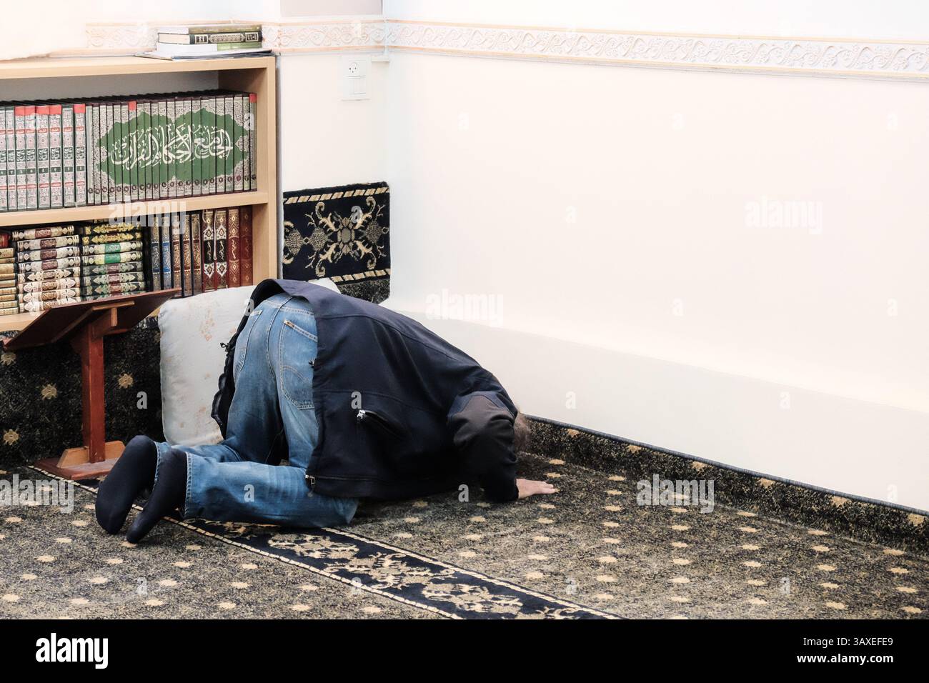 30. November 2016: Jerusalem, Israel: Ein muslimischer Mann betet in der Al-Rahman-Moschee im Dorf Bet Safafa. Die israelische Regierung schlug eine Gesetzgebung vor, die religiöse Einrichtungen von der Verwendung von Außenlautsprechern, den sogenannten Muazzin Bill, verbieten sollte, wie in dem fünfmal täglich stattfindenden muslimischen Gebetsaufruf. Das Gesetz, das als Bedrohung für die muslimischen Gemeinschaften und als Schritt der israelischen Regierung zur Schließung von Moscheen bezeichnet wird, soll zur Vorababstimmung vorgelegt werden. (Bild: © Nir Alon via ZUMA Wire) Stockfoto