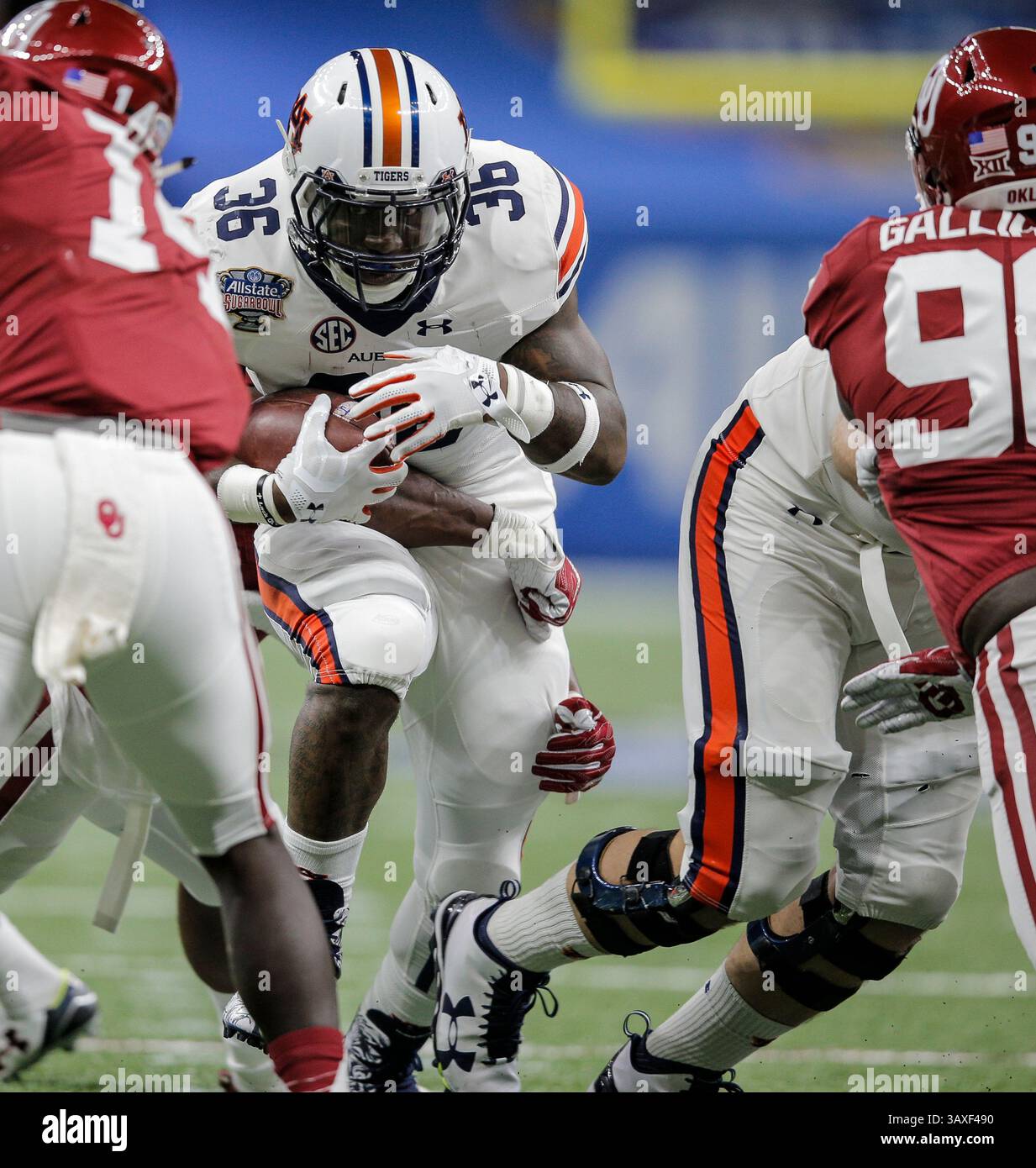 Januar 2017 New Orleans, LA USA: Auburn Running Back Kamryn Pettway (36) Spielstatistik 24 Carrier für 103 Yards während des NCAA Allstate Sugar Bowl Fußballspiels zwischen Auburn Tigers und den Oklahoma Sooners 19-35 verloren im Mercedes-Benz Superdome New Orleans, LA. Thurman James/CSM(Credit Image: &Copy; Thurman James/CSM via ZUMA Wire) Stockfoto