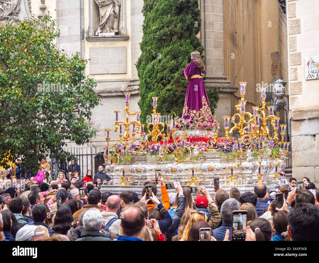 Eine Menschenmenge mit erhobenen Telefonen beobachtet während der Karwoche vor der Basilika San Miguel die religiöse Prozession des Jesus, des Göttlichen Gefangenen Stockfoto