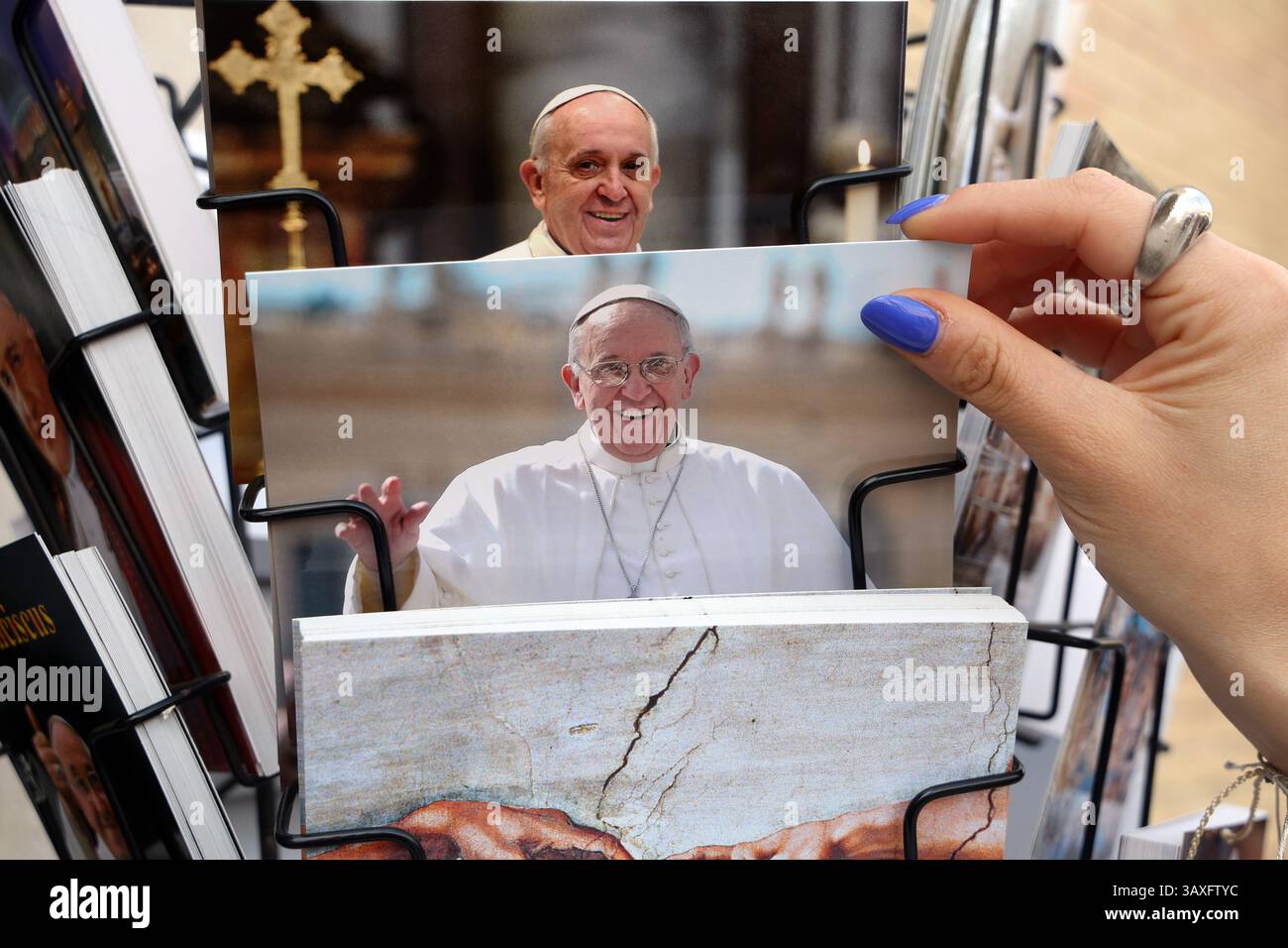 Rom, Italien. April 2025. Vatikanstadt, Italien 21.04.2025: Postkarten mit dem Foto des Papstes werden am Tag des Todes von Papst Franziskus in Zeitungsständen vor dem Petersplatz ausgestellt. Quelle: Unabhängige Fotoagentur/Alamy Live News Stockfoto