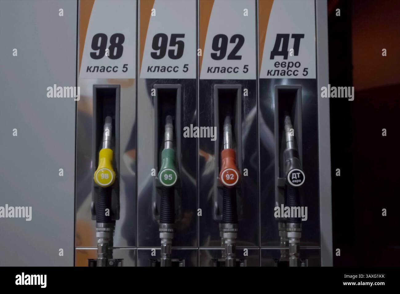 Eine Tankstelle mit Benzinpistolen verschiedener Oktanzahl. Stockfoto