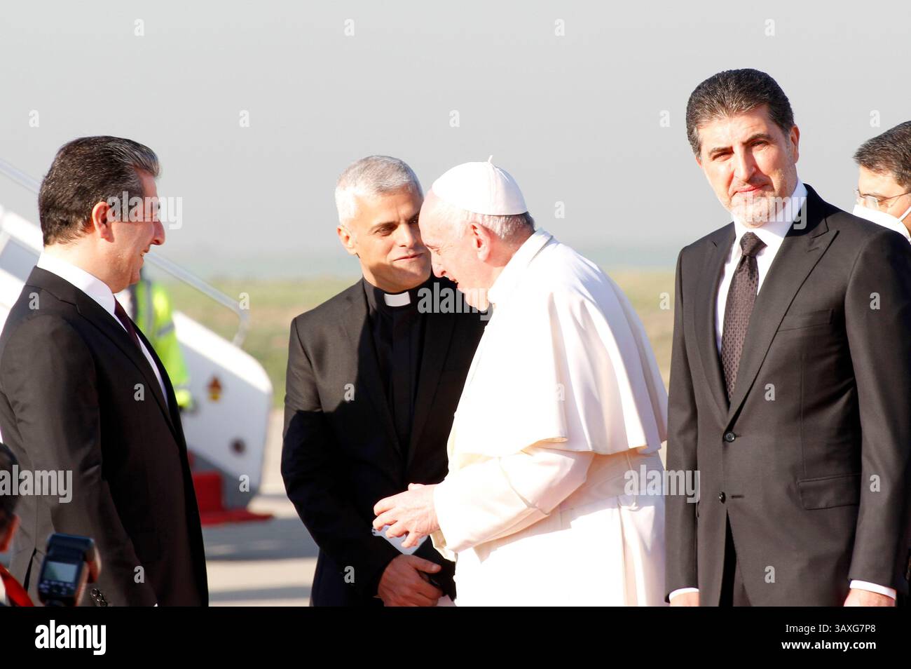 Masrur Barzani / Masrour Barzani (Premierminister Autonome Region Kurdistan), Papst Franziskus und Nidschirfan Barzani / Nechirvan Barzani (Präsident Autonome Region Kurdistan) beim Besuch von Papst Franziskus in der Autonomen Region Kurdistan im Nordirak. Erbil, 07.03.2021 Stockfoto