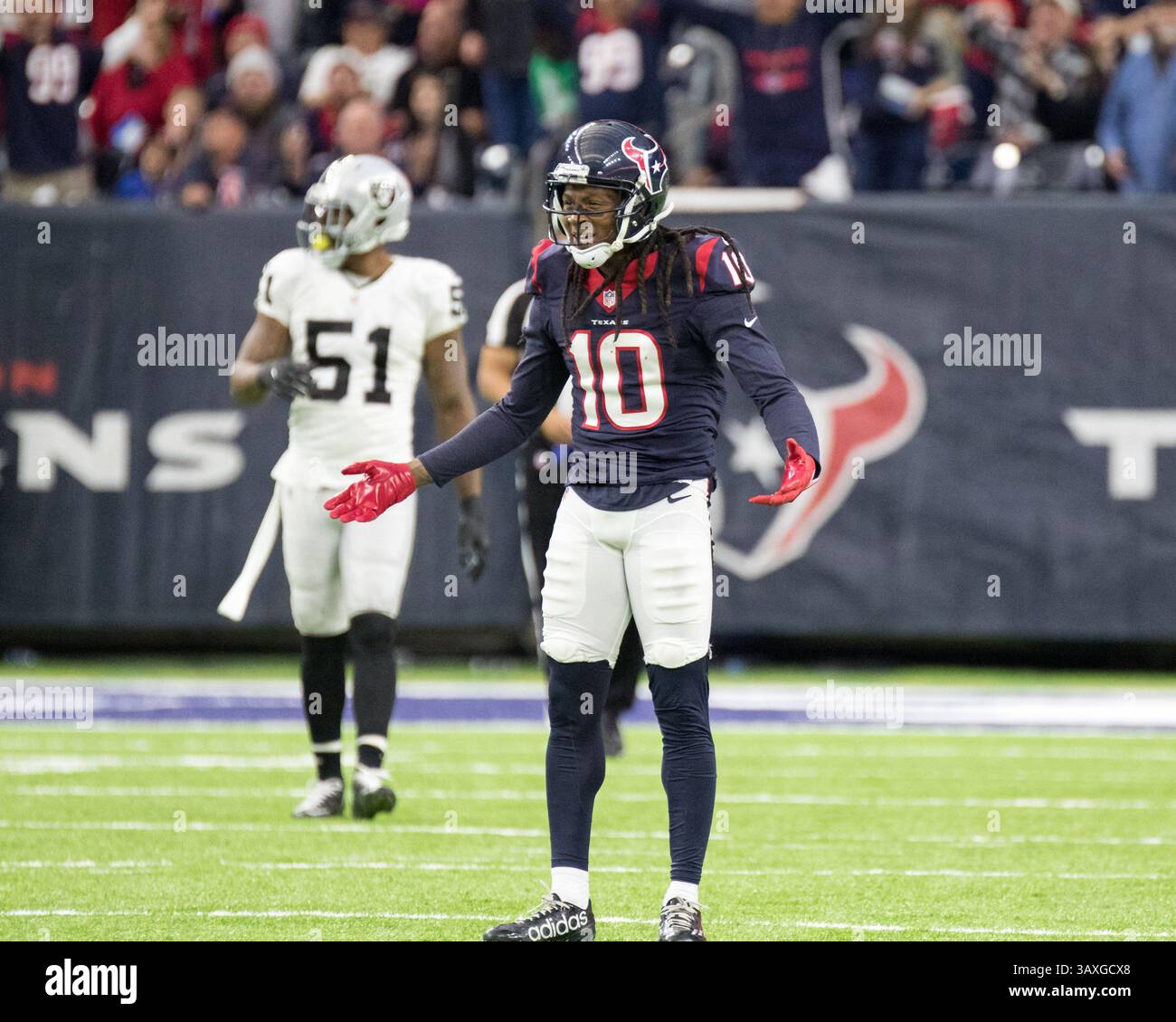 7. Januar 2017: Houston, TX, USA - Houston Texans Wide Receiver DeAndre Hopkins (10) befragt Spielbeamte nach einem Defensivspiel, das Hopkins in der ersten Hälfte des NFL AFC Wild Card Playoff-Footballspiels zwischen den Houston Texans und den Oakland Raiders im NRG Stadium in Houston, Texas, hätte eine Flagge ziehen sollen. Houston gewann mit 27:14. (Bild: © Scott W. Coleman via ZUMA Wire) Stockfoto 7. Januar 2017: Houston, TX, USA - Houston Texans Wide Receiver DeAndre Hopkins (10) befragt Spielbeamte nach einem Defensivspiel, das Hopkins in der ersten Hälfte des NFL AFC Wild Card Playoff-Footballspiels zwischen den Houston Texans und den Oakland Raiders im NRG Stadium in Houston, Texas, hätte eine Flagge ziehen sollen. Houston gewann mit 27:14. (Bild: © Scott W. Coleman via ZUMA Wire) Stockfoto