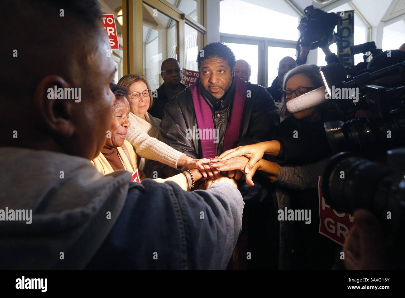 16. Dezember 2016: Raleigh, North Carolina, USA: Reverend WILLIAM BARBER II. Versammelt sich mit Demonstranten vor der Senatsgalerie während einer Sondersitzung der N.C. General Assembly im Legislative Building. (Bild: © Ethan Hyman/TNS via ZUMA Wire) Stockfoto