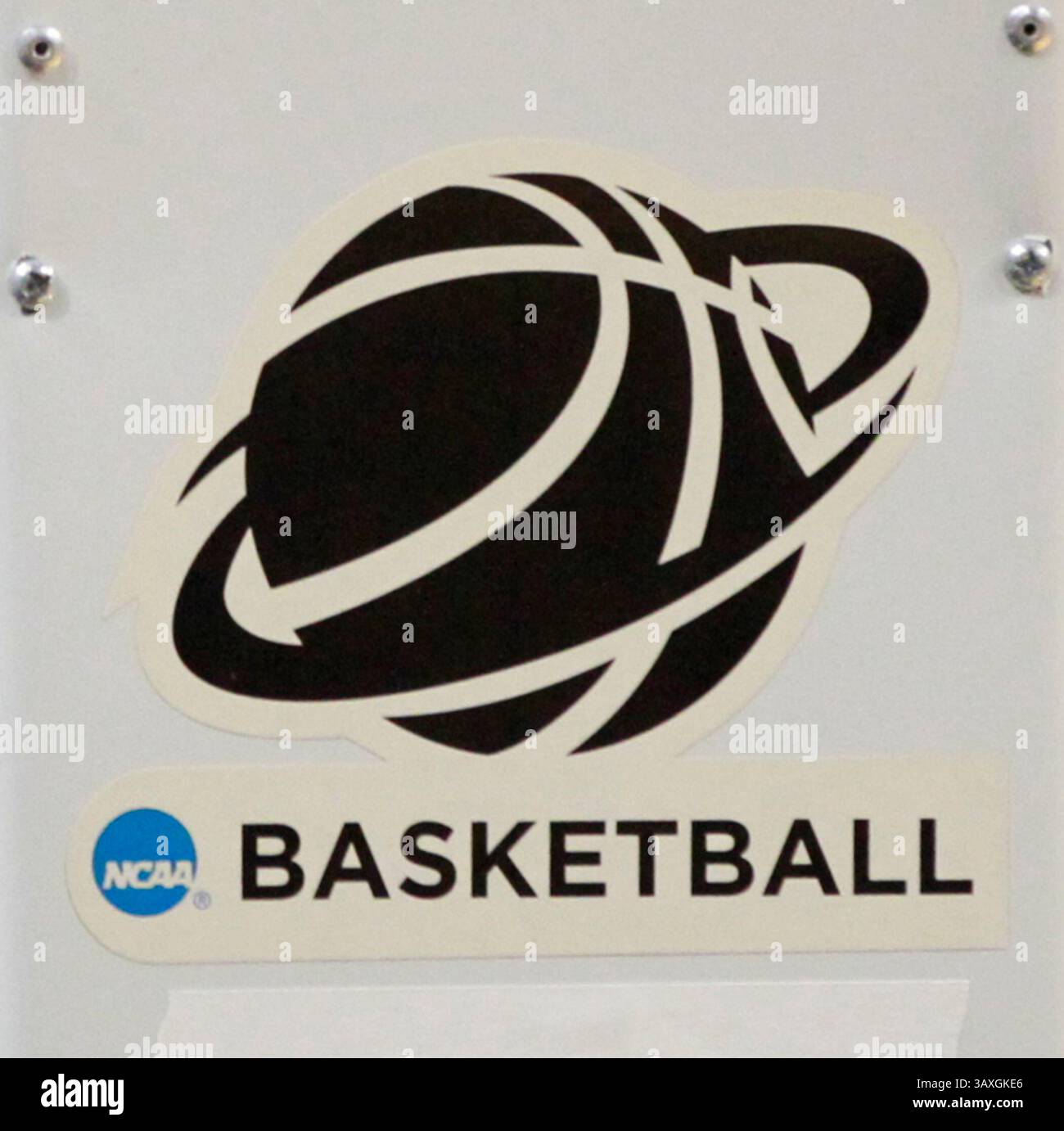 17. Dezember 2016: Das NCAA Basketball-Logo auf der Seite eines Basketballträgers beim NCAA Basketballspiel zwischen den St. Bonaventure Bonnies und den Niagara Purple Eagles im KeyBank Center in Buffalo, N.Y. St. Bonaventure besiegte Niagara von 79 bis 69. (Nicholas T. LoVerde/CSM)(Credit Image: &Copy; Nicholas T. Loverde/CSM via ZUMA Wire) Stockfoto