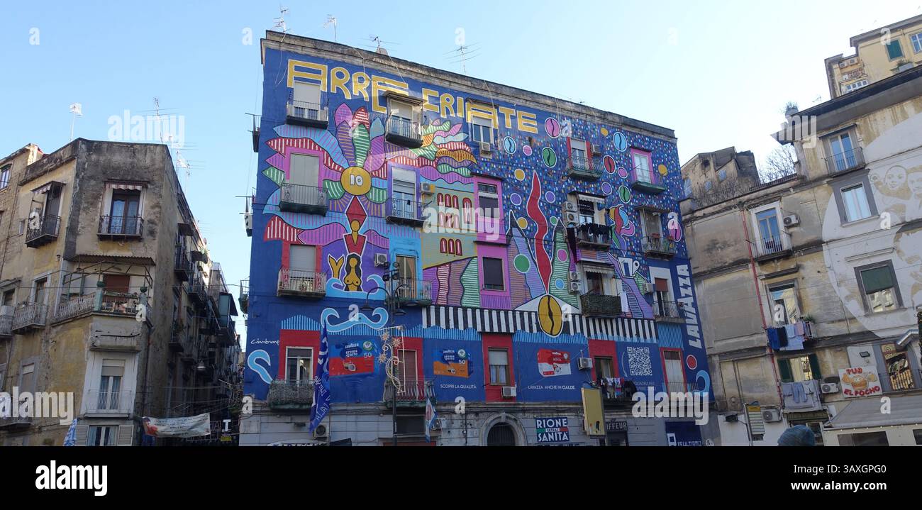 Neapel, Italien, 29. Dezember 2024. Street Art. Die Fassade eines historischen Gebäudes in einem der Viertel des historischen Zentrums der Stadt. Stockfoto