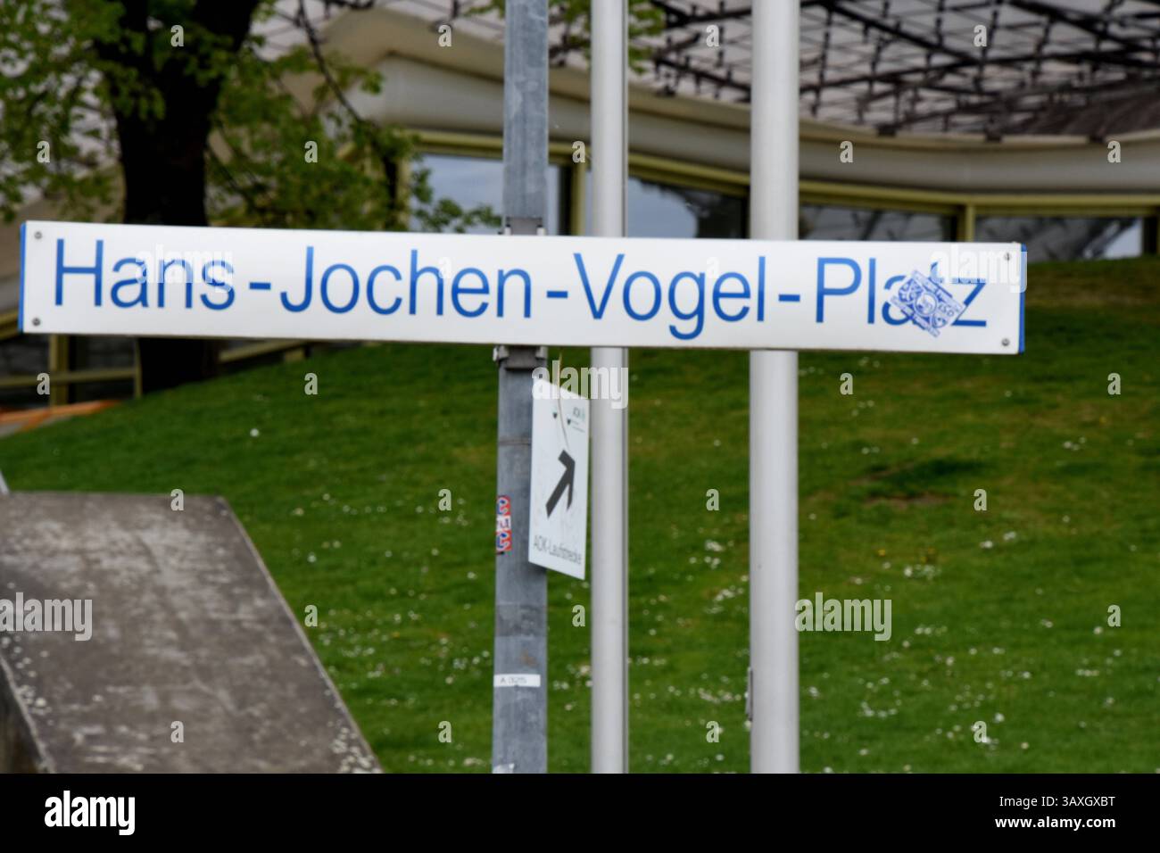München 21.04.2025 Olympia Park Schild -Hans-Jochen Vogel Platz München *** München 21 04 2025 Olympia Park Schild Hans Jochen Vogel Platz München Stockfoto