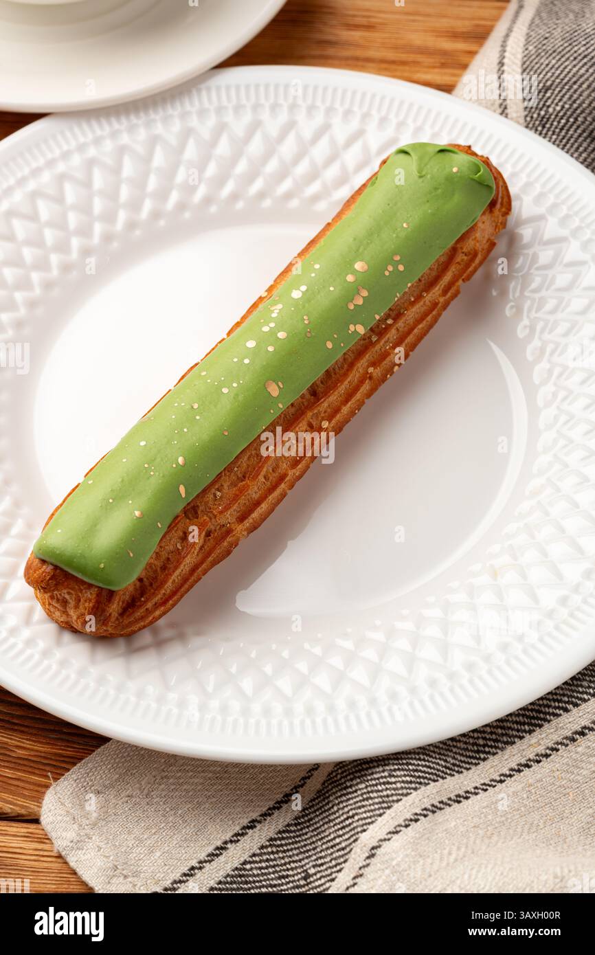 Köstliches Dessert mit Matcha-Gebäck auf einem weißen Teller mit strukturiertem Design Stockfoto
