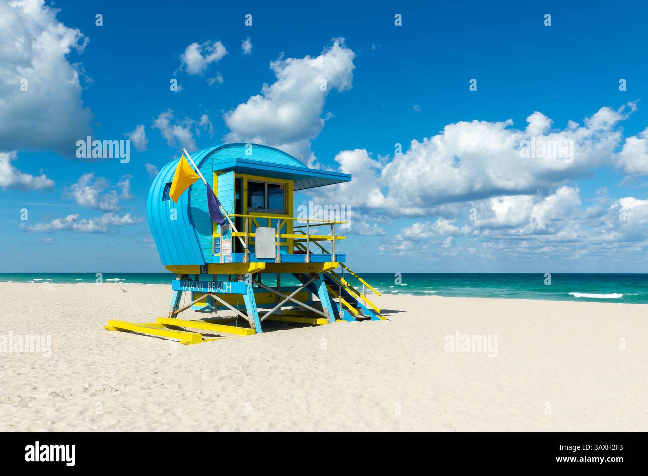 Farbenfroher Rettungsschwimmer-Stationsturm und das Meer in South Beach, Miami Beach, Florida Stockfoto