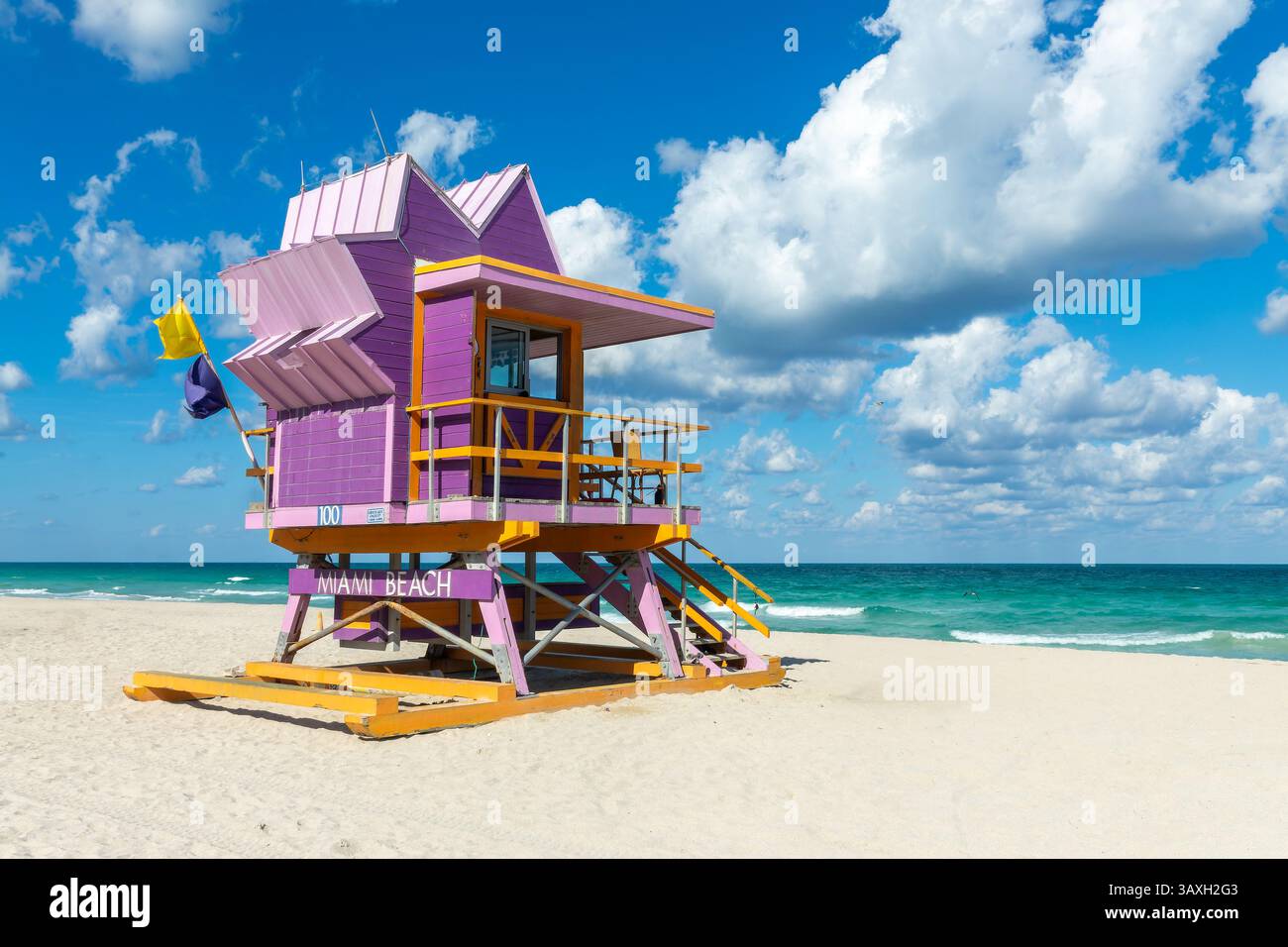 Farbenfroher Rettungsschwimmer-Stationsturm und das Meer in South Beach, Miami Beach, Florida Stockfoto