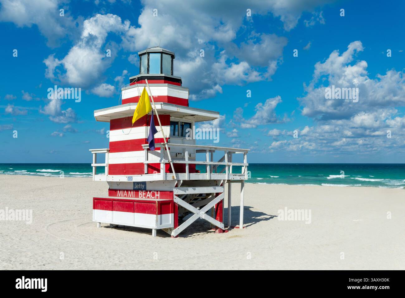 Farbenfroher Rettungsschwimmer-Stationsturm und das Meer in South Beach, Miami Beach, Florida Stockfoto