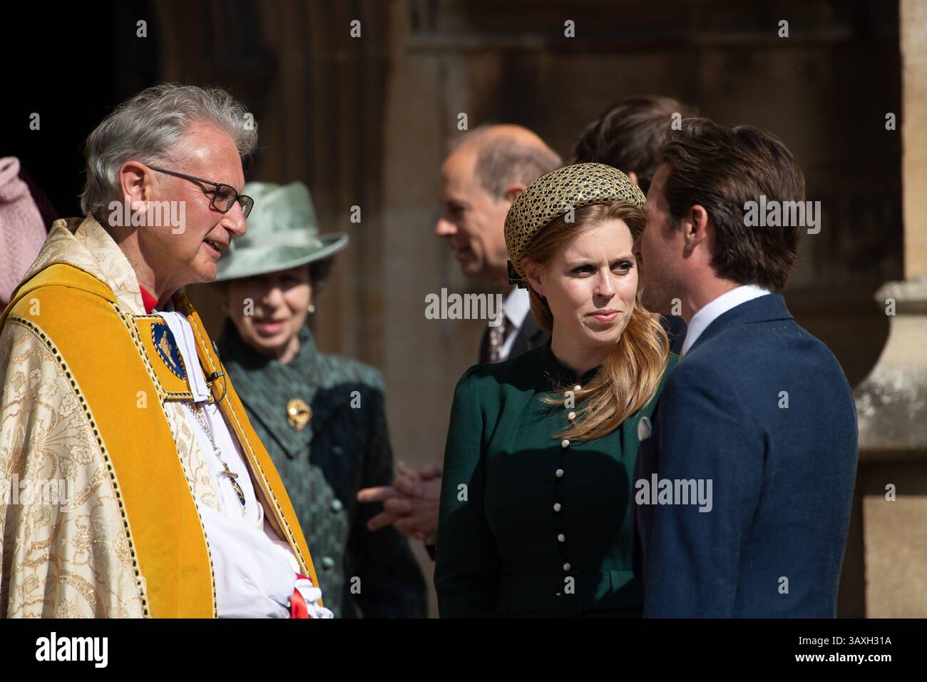 Windsor, Großbritannien. April 2025. Der Dekan von St. George's, Reverend Dr. Christopher Cocksworth, die Prinzessin Royal, Prinzessin Beatrice und ihr Ehemann Edoardo Mapelli mozzi (L-R). Kredit: Maureen McLean/Alamy Stockfoto