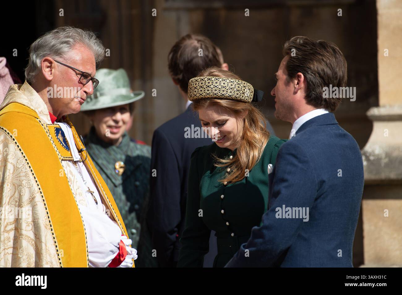 Windsor, Großbritannien. April 2025. Der Dekan von St. George's, Reverend Dr. Christopher Cocksworth, die Prinzessin Royal, Prinzessin Beatrice und ihr Ehemann Edoardo Mapelli mozzi (L-R). Kredit: Maureen McLean/Alamy Stockfoto