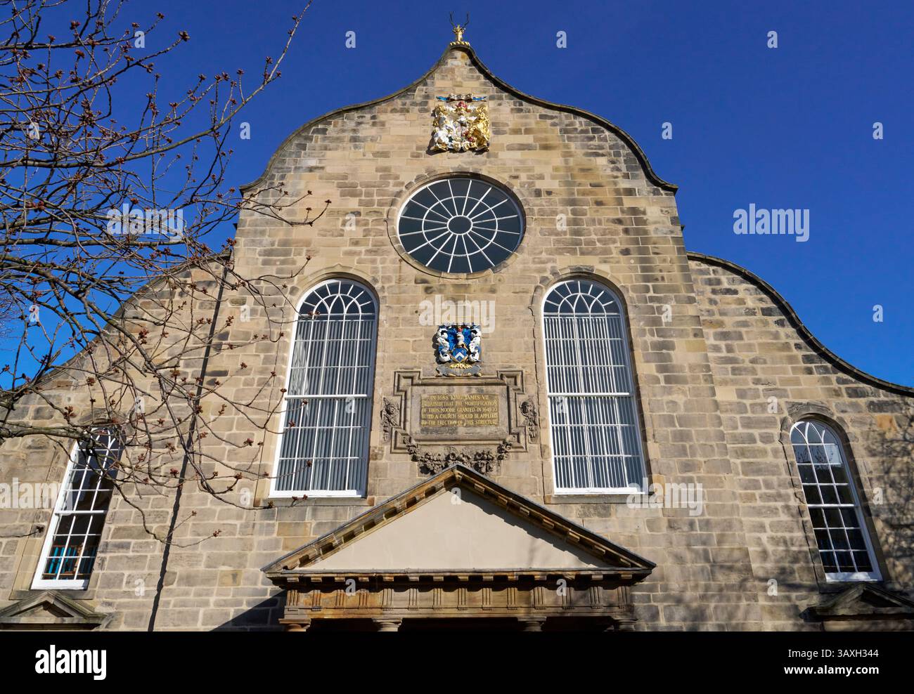 Obere vordere Erhebung von Canongate Kirk, Edinburgh Stockfoto