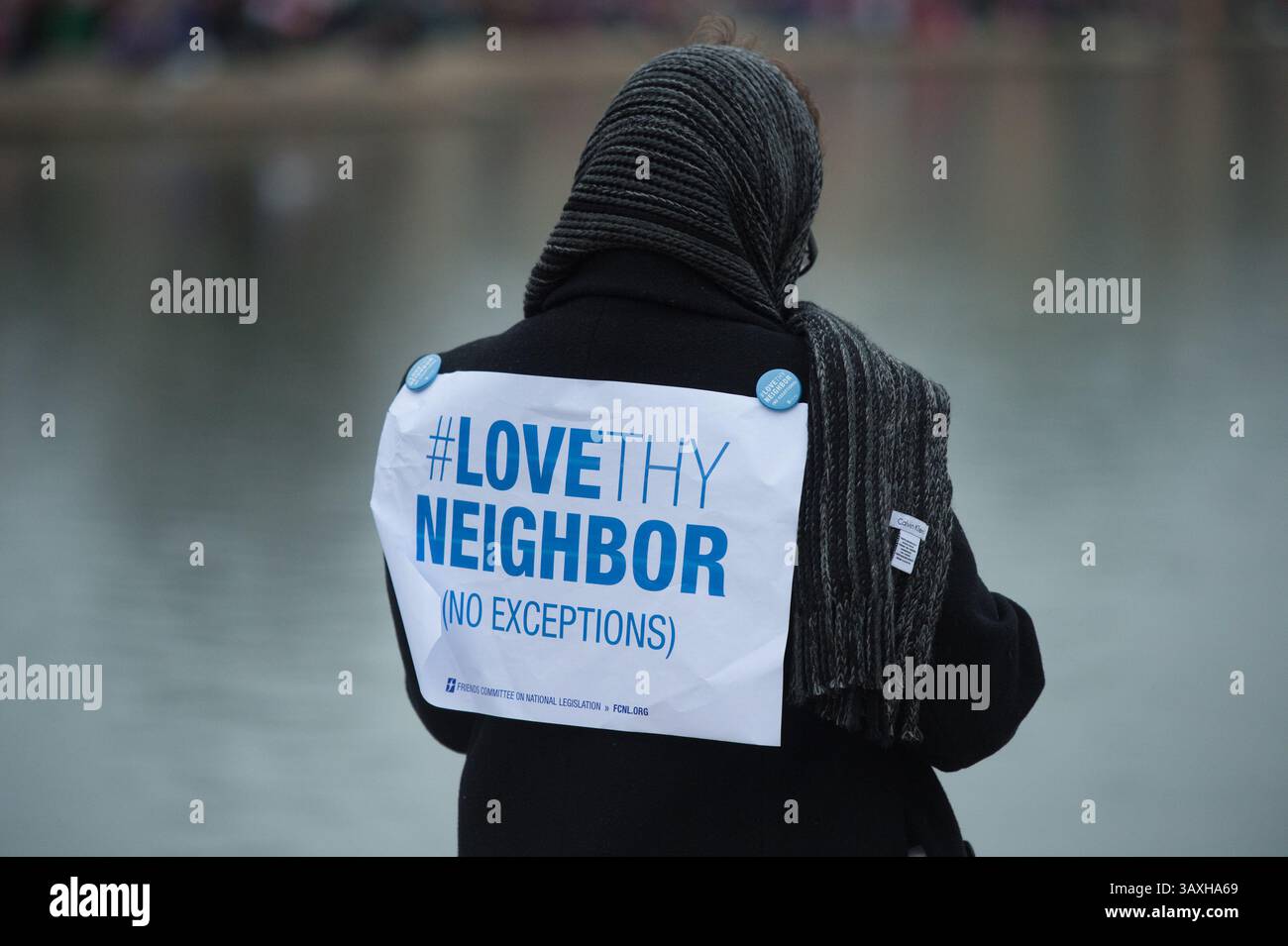 21. JANUAR 2017 : Eine Frau mit einem „Love Your Neighbor“-Schild steht am Wasser vor der US-Hauptstadt während des Frauenmarsches in Washington am Tag nach der Amtseinführung von Donald Trump in Washington, DC. (Kreditbild: &Copy; John Middlebrook/CSM via ZUMA Wire) Stockfoto