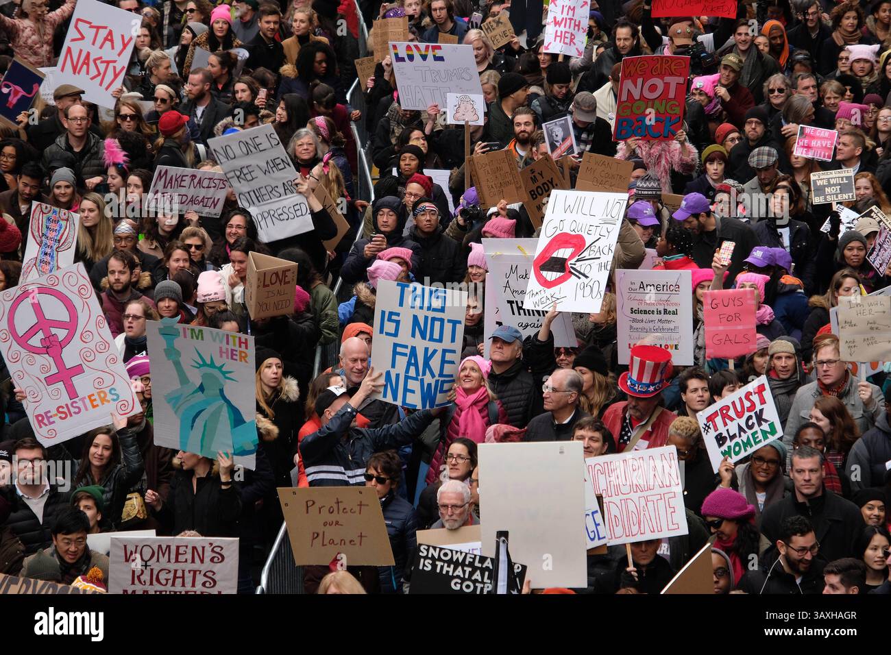 21. Januar 2017 – New York, New York, USA – Demonstranten nehmen am 21. Januar 2017 in New York City an einem Anti-Trump-Frauenmarsch Teil (Credit Image: © Curtis Means/Ace Pictures via ZUMA Press) Stockfoto