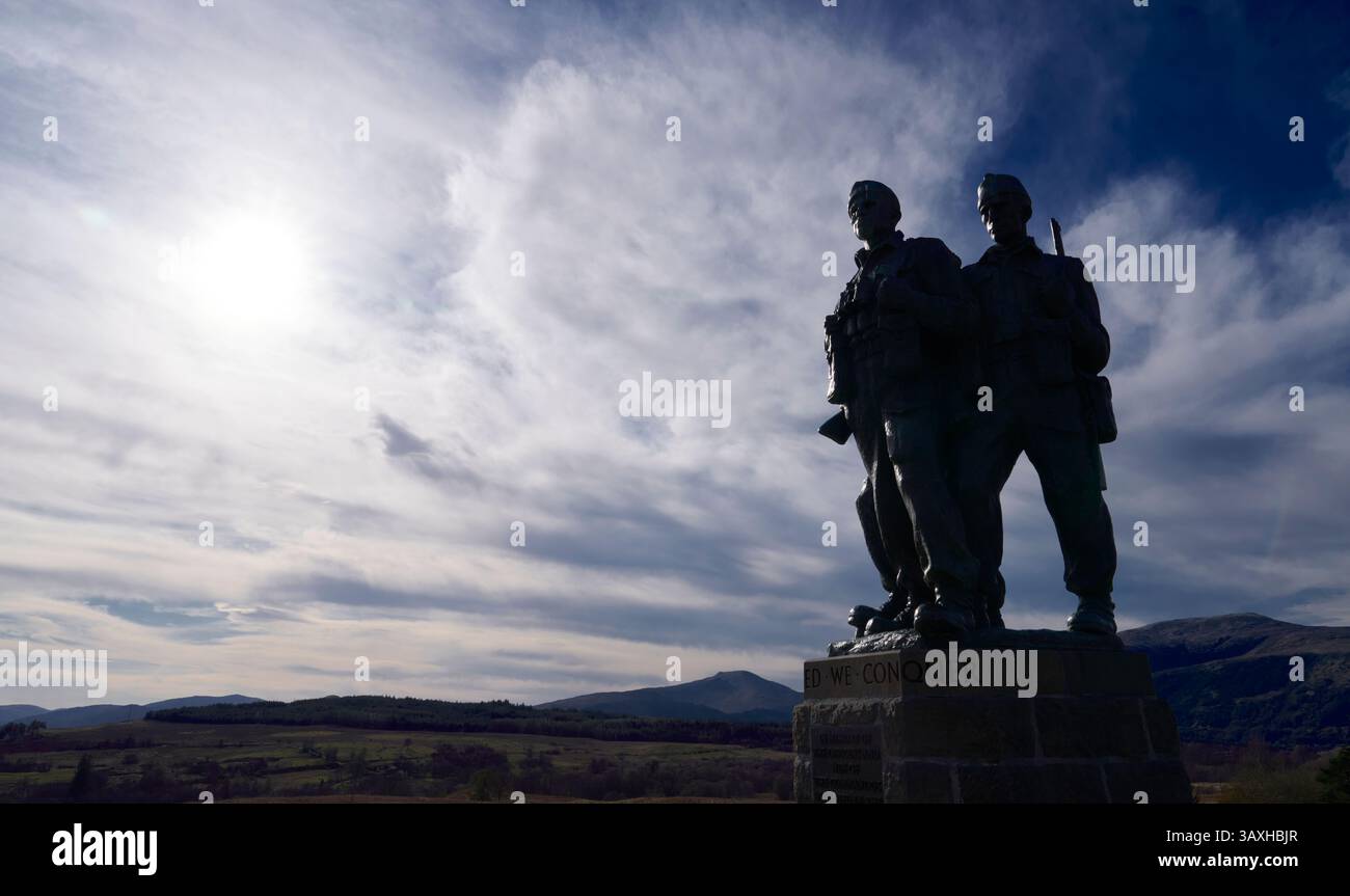 Hinterleuchtete Statuen von Soldaten auf dem Sockel des Commando Memorial Stockfoto